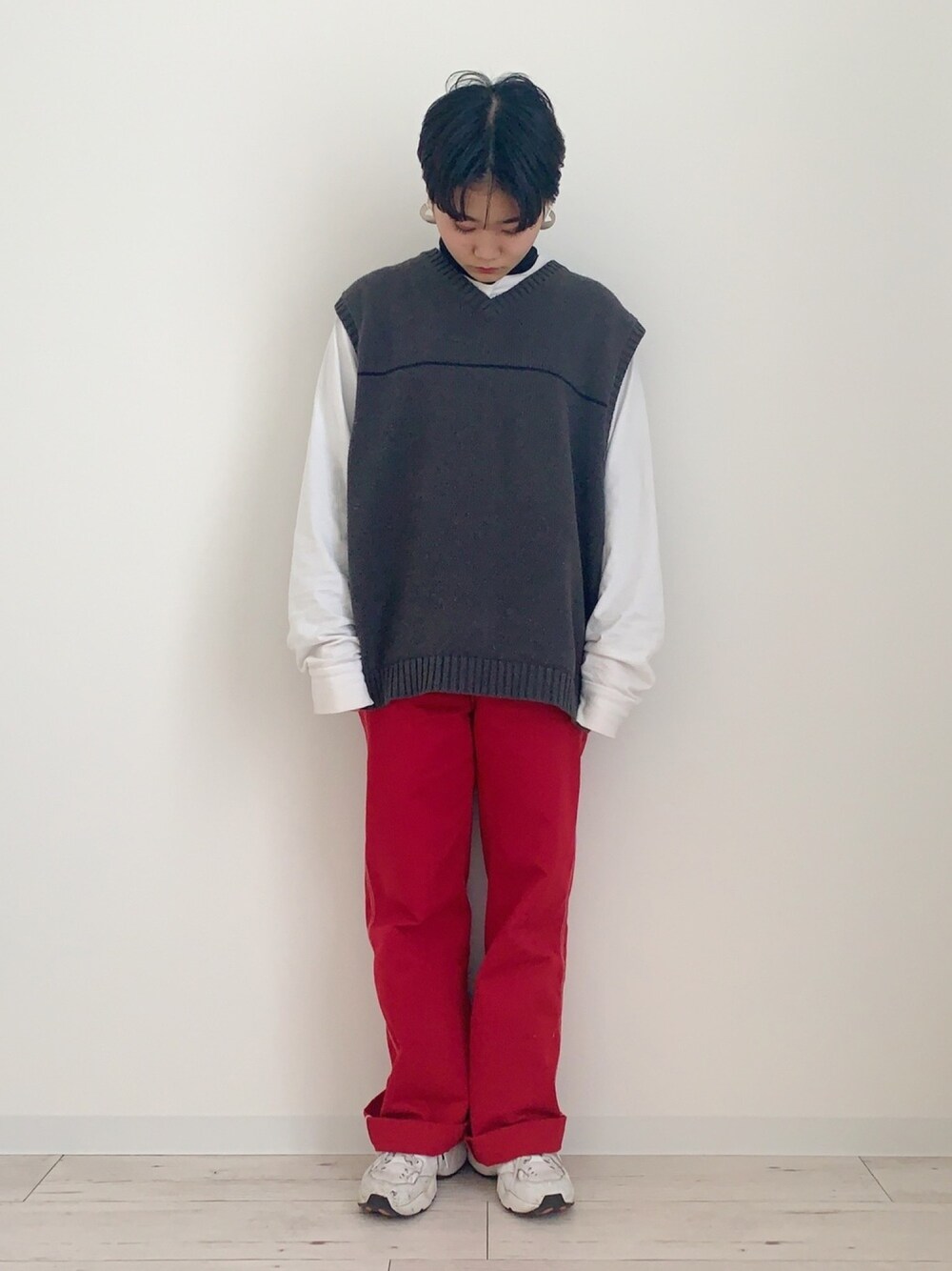 「VINTAGE、古着、古着MIX、古着コーデ、古着好きな人と繋がりたい、Dickies、カラーパンツ、TOMMY HILFIGER、ショートヘア、ショート女子」｜「古着のアイテム（ベスト、グレー系）」を使った、ぽんさん（レディース・155cm）の冬コーディネートの1枚目の写真