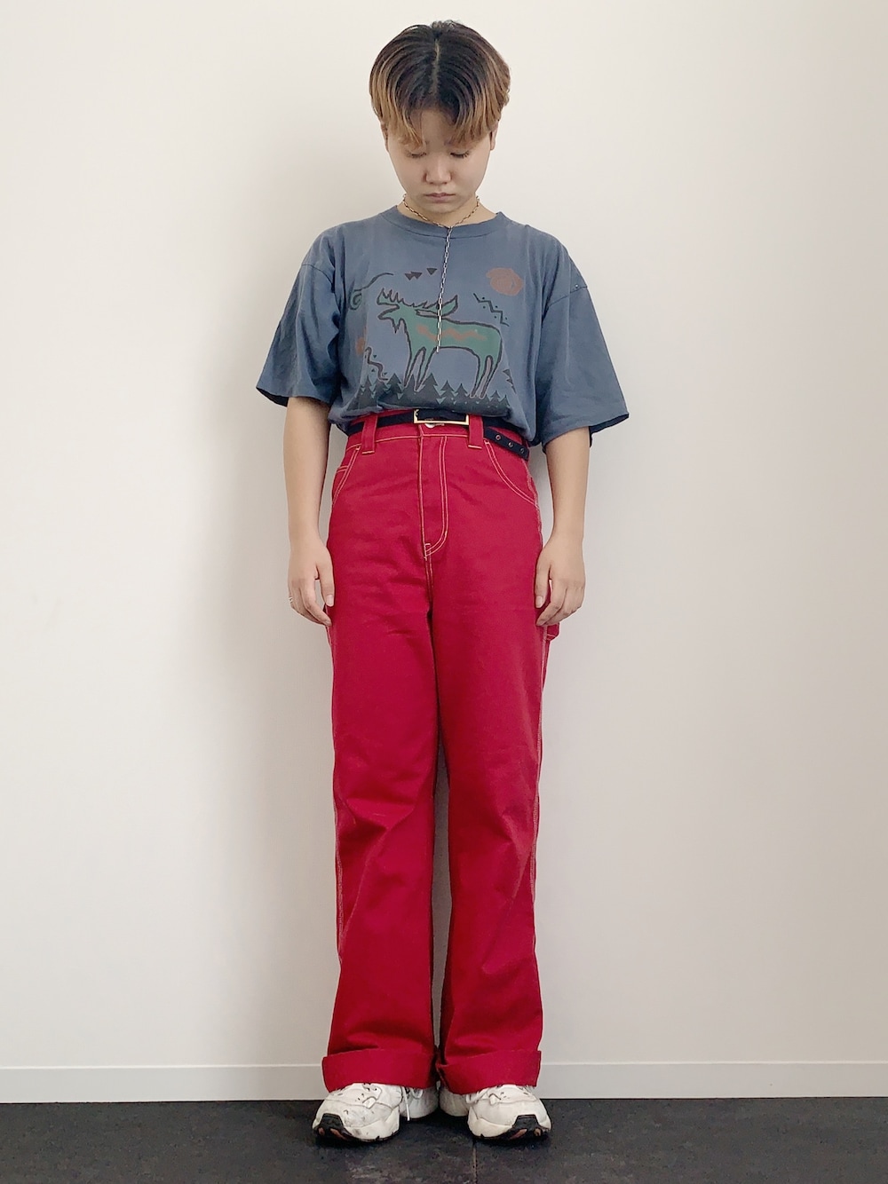 「古着、古着MIX、古着コーデ、古着好きな人と繋がりたい、ショートヘア、ショート女子、カラーパンツ、ストリート」｜「DickiesのTCツイル配色ステッチペインターパンツ（その他パンツ、レッド系）」を使った、ぽんさん（レディース・156cm）の夏コーディネートの1枚目の写真