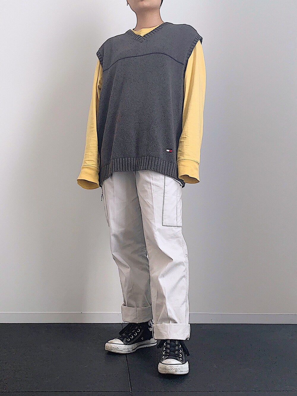 「秋のコーデ、秋服準備はじめました、古着、古着MIX、古着好きな人と繋がりたい、ロンT、ベスト、白パンツ、ショートヘア、ショート女子」｜「workmanのアイテム（カーゴパンツ、ホワイト系）」を使った、ぽんさん（レディース・156cm）の秋コーディネートの1枚目の写真