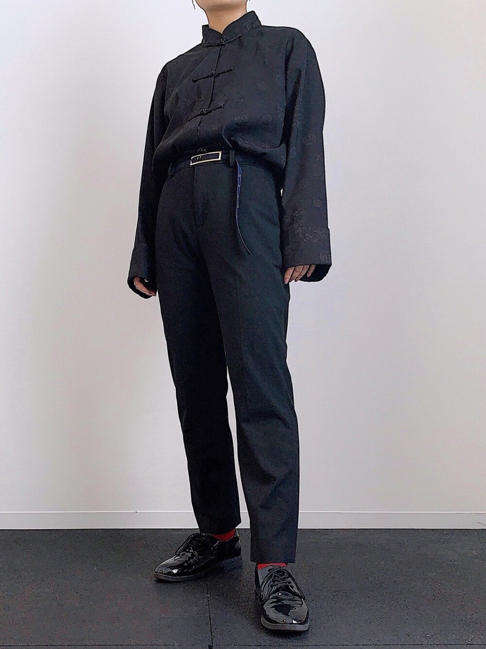 「秋のコーデ、秋服準備はじめました、チャイナシャツ、オールブラック、スラックス、モード、モードストリート、ショートヘア、ショート女子」｜「古着のアイテム（シャツ/ブラウス、ブラック系）」を使った、ぽんさん（レディース・156cm）の秋コーディネートの1枚目の写真