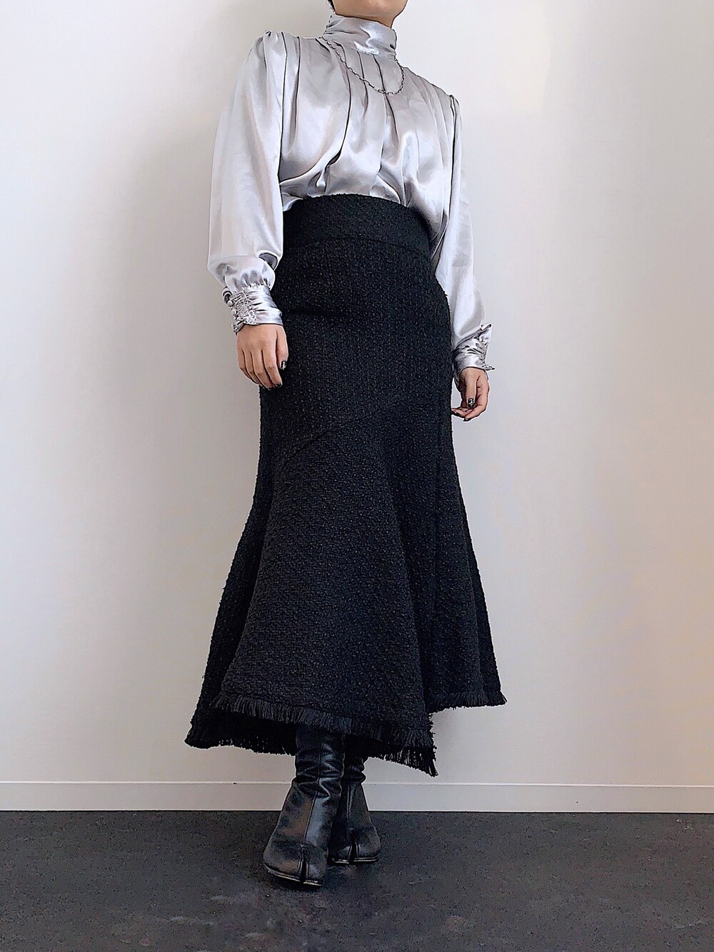 「HARE、マーメイドスカート、古着、古着MIX、古着コーデ、古着好きな人と繋がりたい、モード、足袋ブーツ、ショートヘア、ショート女子」｜「HAREのジャガードフリンジスカート(HARE)（スカート、ブラック系）」を使った、ぽんさん（レディース・156cm）の秋コーディネートの1枚目の写真