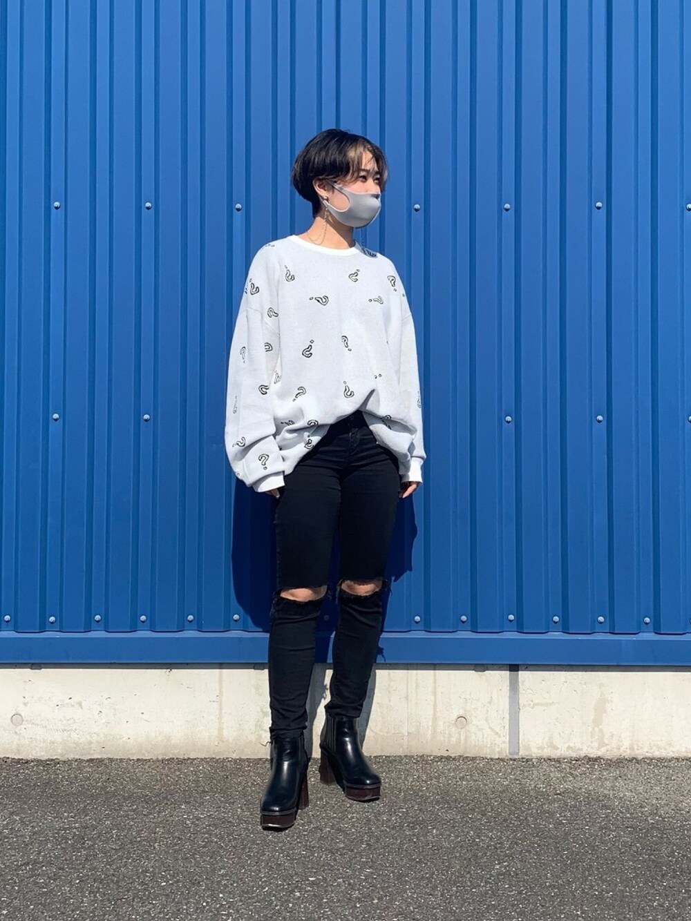 「ハレ、ハレレ、HARE、ニット、春ニット、モノトーン、モノトーンコーデ、モードカジュアル、ショートヘア、ショート女子」｜「UNIQLOのウルトラストレッチジーンズ（デニムパンツ、ブラック系）」を使った、ぽんさん（レディース・156cm）の春コーディネートの1枚目の写真