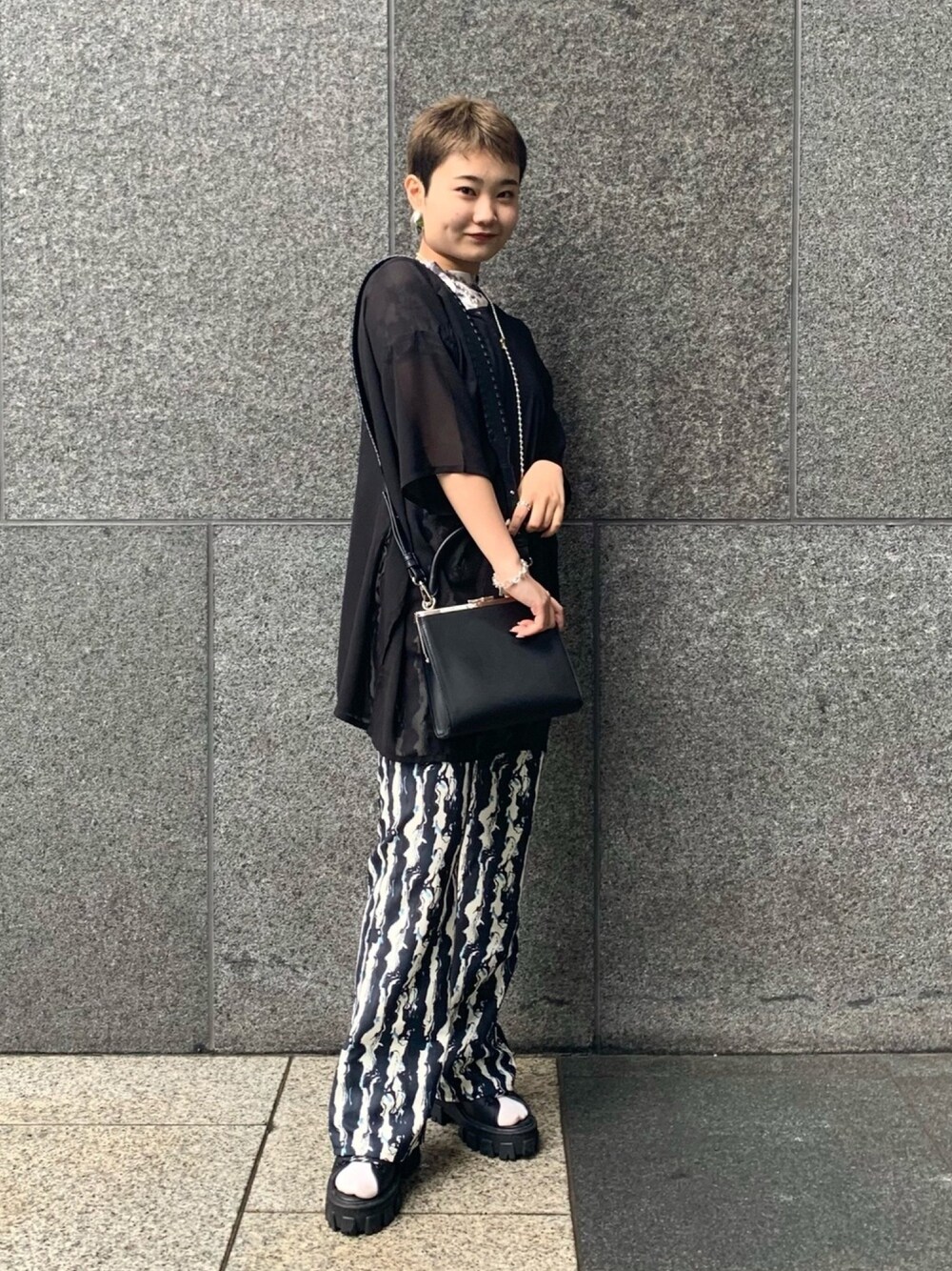 「シアー、シアートップス、Tシャツ、フレアパンツ、ストライプ、モード、ショートヘア、ショート女子」｜「HAREのタイダイハイネックＴ(HARE)（Tシャツ/カットソー、グレー系）」を使った、ぽんさん（レディース・156cm）の夏コーディネートの1枚目の写真