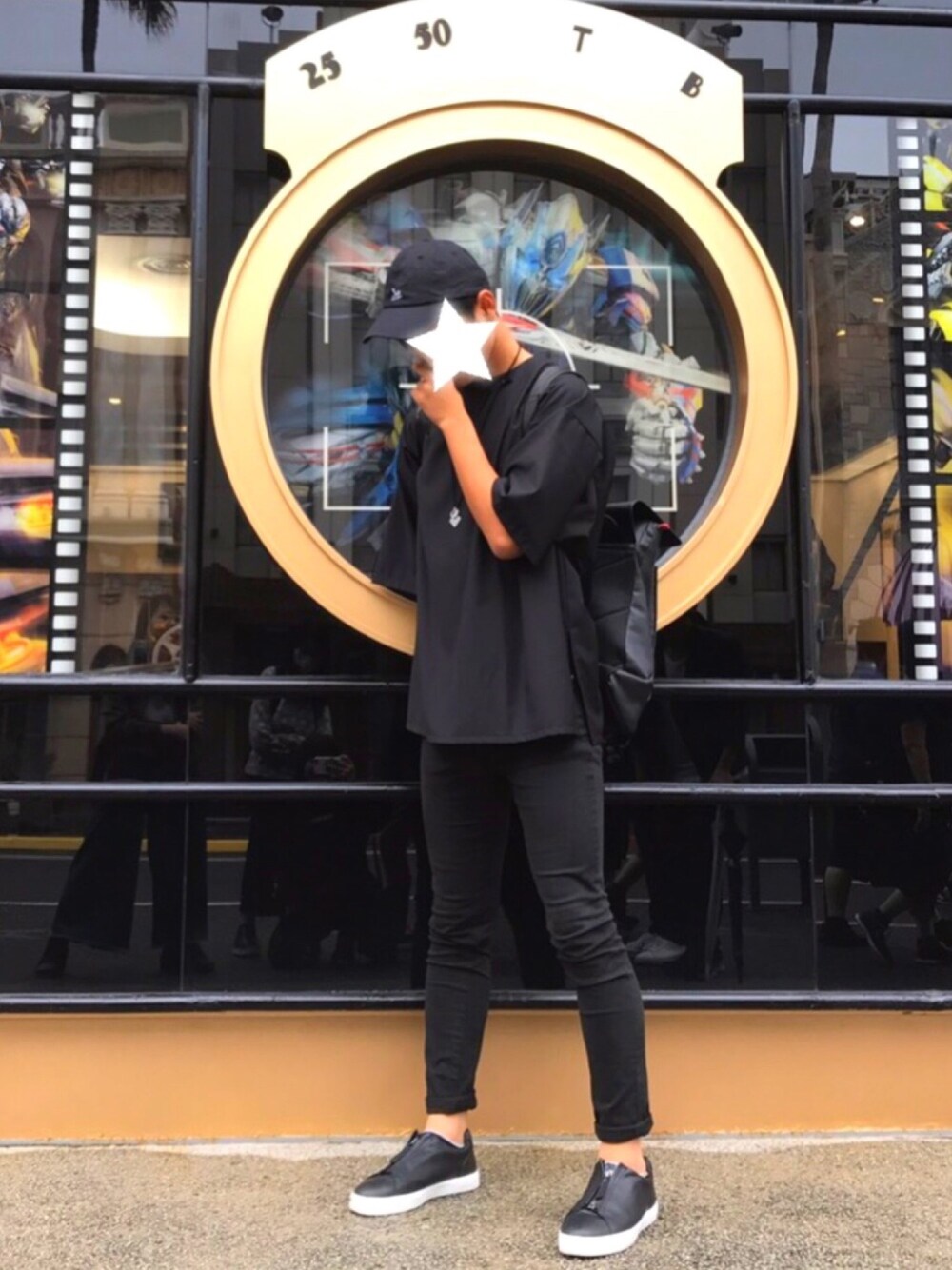 「ビッグシルエット、オールブラック、キャップ、armani、ユニバ」｜「HAREのBIGスリットフハクプルオーバー(HARE)（Tシャツ/カットソー、ブラック系）」を使った、あさまさん（メンズ・178cm）の秋コーディネートの1枚目の写真
