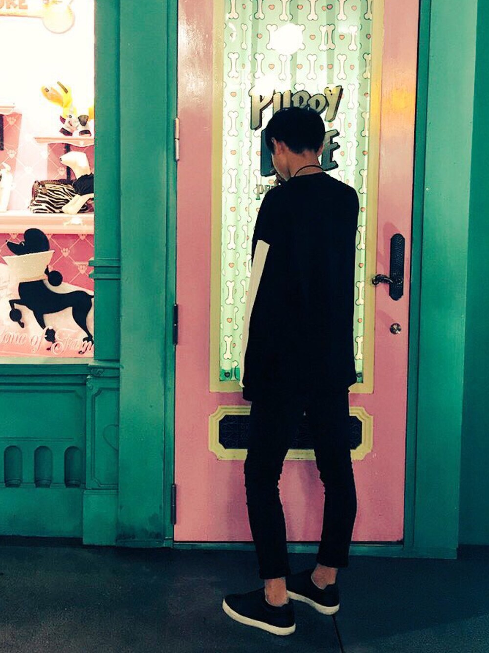 「Lui's、GU、ゆるコーデ、black、雨、寒い」｜「Lui'sの【WEB限定】 ベロア ラインスウェット（スウェット、ブラック系）」を使った、あさまさん（メンズ・178cm）の秋コーディネートの1枚目の写真