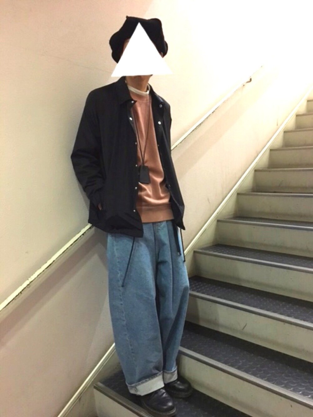 ホワイト系のTシャツ/カットソー、ピンク系のスウェット、ブラック系のブルゾンを着用したメンズの冬コーディネートの1枚目の写真