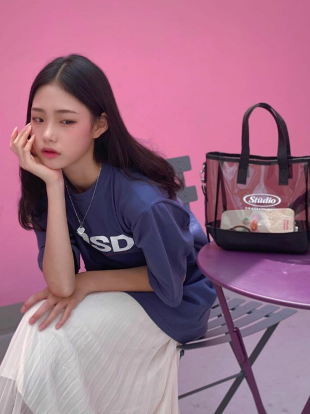 ブルー系のTシャツ/カットソーを着用したレディースの夏コーディネートの1枚目の写真