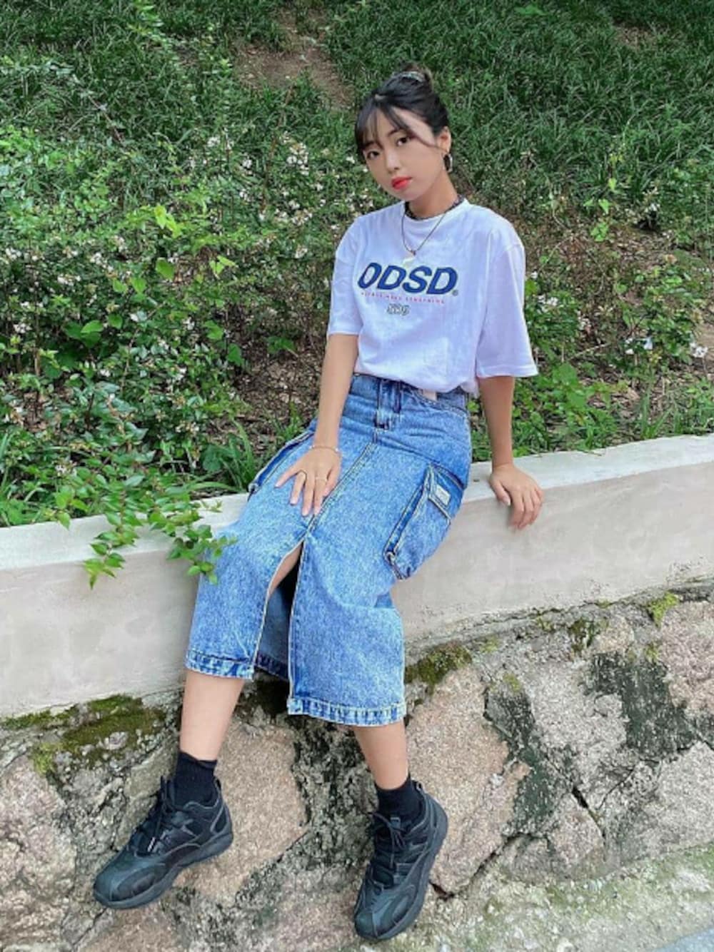 ホワイト系のTシャツ/カットソーを着用したレディースの夏コーディネートの1枚目の写真