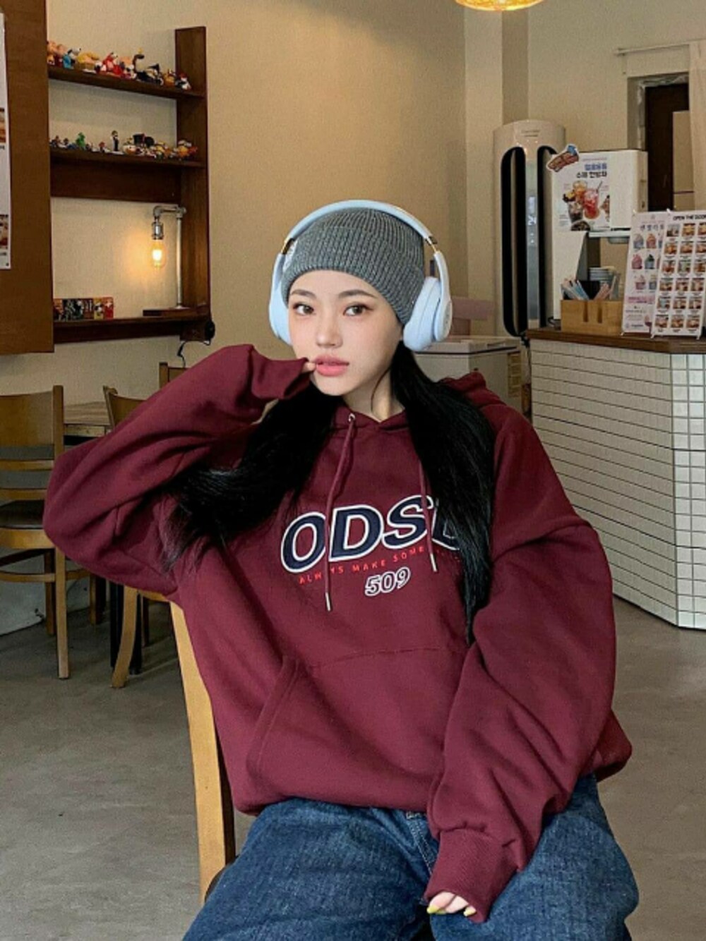 「STYLE、ootd、daily look、hoodie、shirts」｜「oddstudioのアイテム（パーカー、レッド系）」を使った、oddstudioさん（レディース・165cm）の秋コーディネートの1枚目の写真