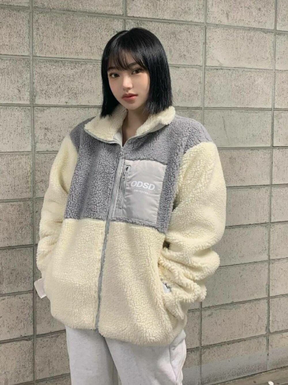 ホワイト系のジャケット/アウターを着用したレディースの冬コーディネートの1枚目の写真