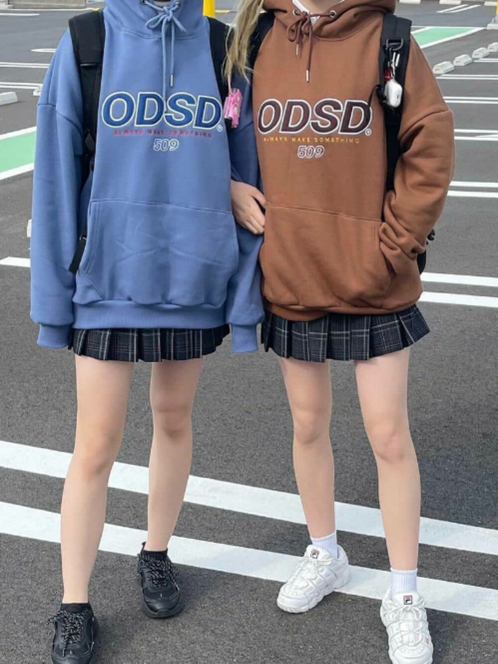 「STYLE、girl、twins、skirt、school」｜「oddstudioのアイテム（パーカー、ブラウン系）」を使った、oddstudioさん（レディース・162cm）の冬コーディネートの1枚目の写真