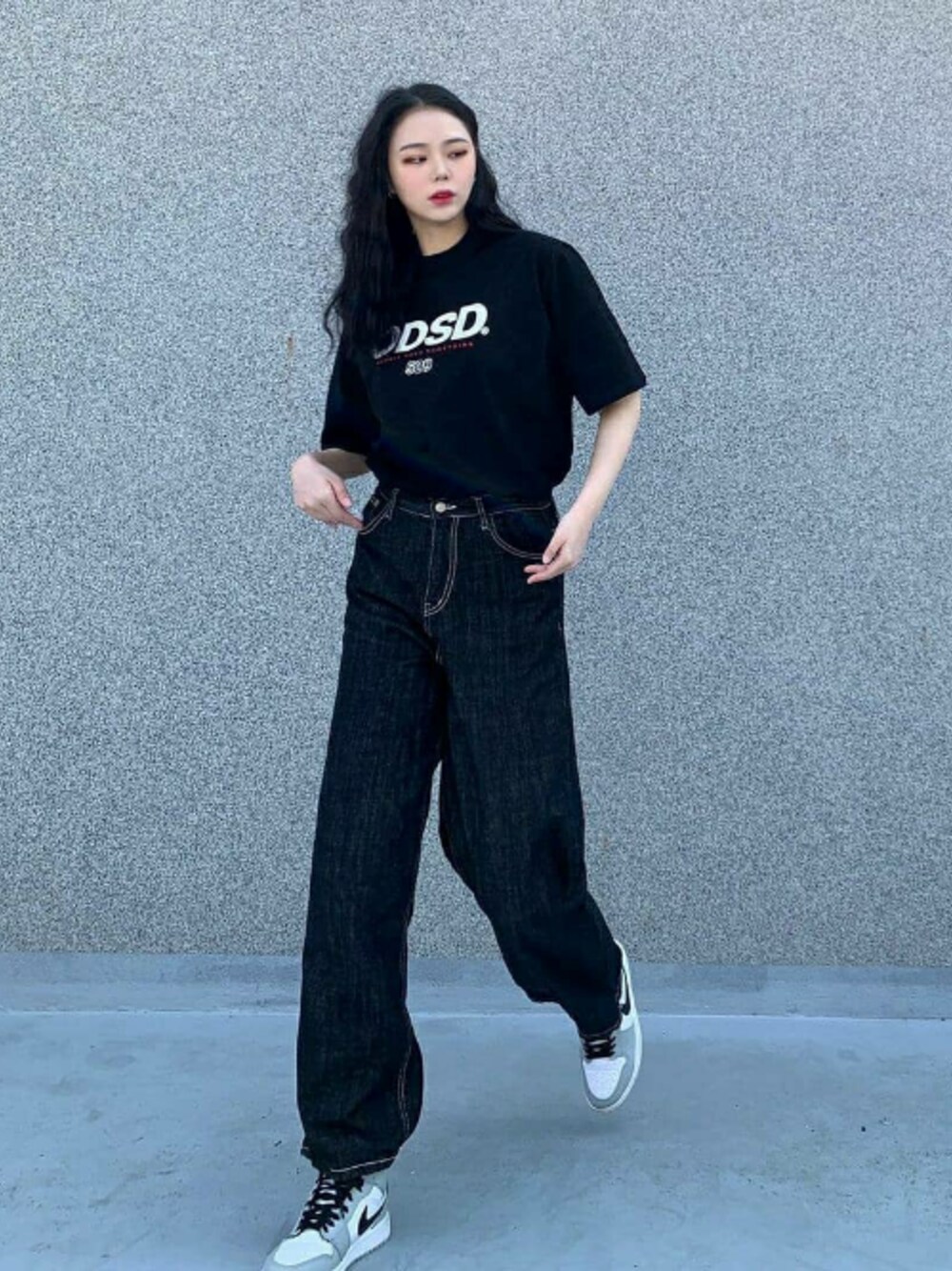 ブラック系のTシャツ/カットソー、グレー系のスニーカーを着用したレディースの春コーディネートの1枚目の写真