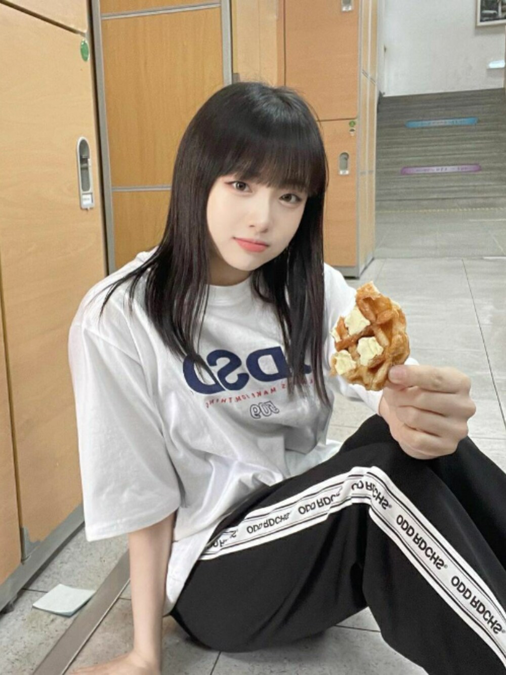 ホワイト系のTシャツ/カットソーを着用したレディースの春コーディネートの1枚目の写真