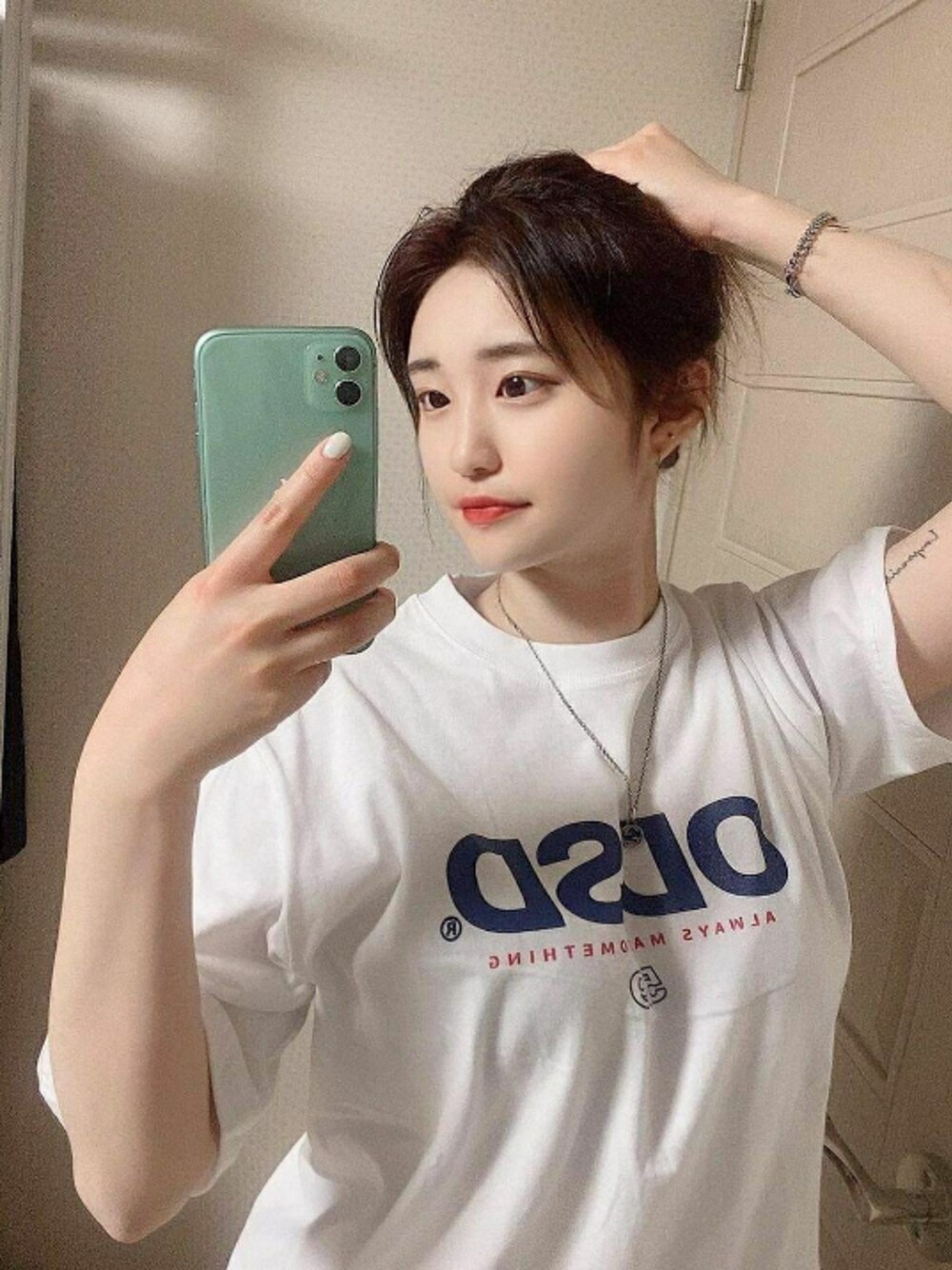 ホワイト系のTシャツ/カットソーを着用したレディースの春コーディネートの1枚目の写真