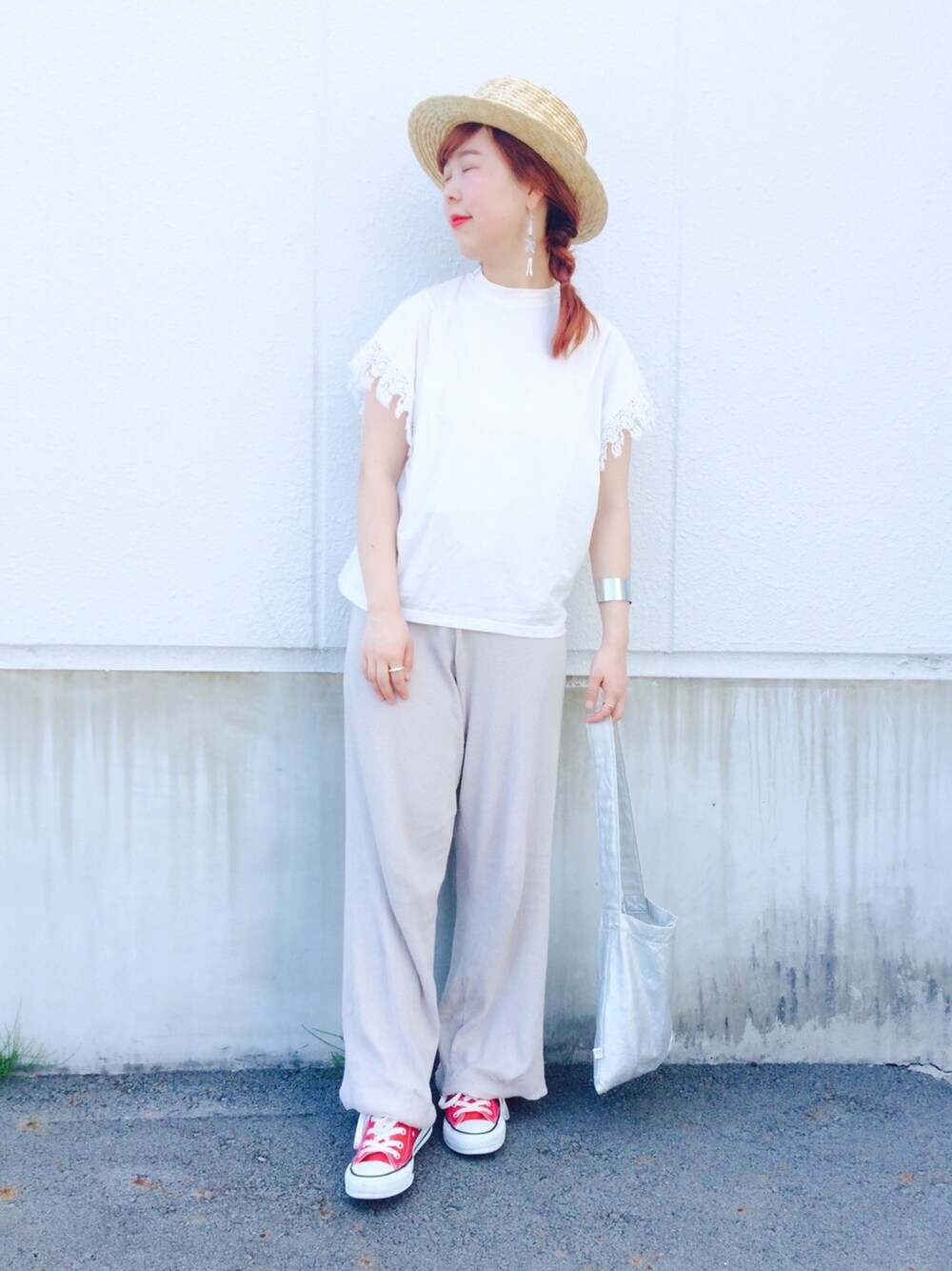 ベージュ系のその他パンツ、ホワイト系のTシャツ/カットソー、レッド系のスニーカーを着用したレディースの春コーディネートの1枚目の写真