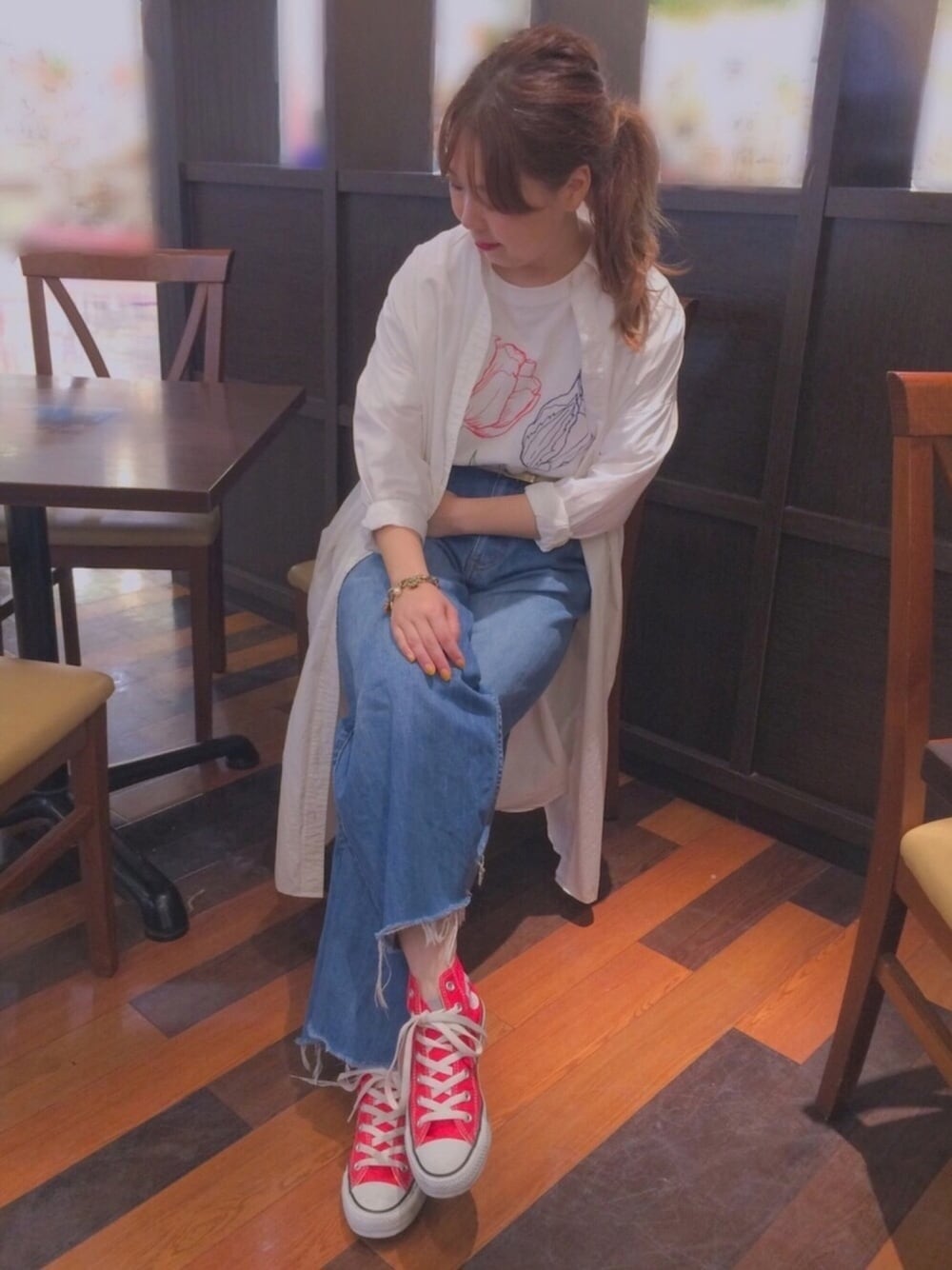「刺繍、チューリップ、花柄、ロゴT、刺繍トップス、白Tシャツ、デニムワイドパンツ、デニムパンツ、白シャツ、シャツワンピ」｜「merry jennyの大きいチューリップＴシャツ（ジャージ、ホワイト系）」を使った、kumiosadaさん（レディース・155cm）の夏コーディネートの1枚目の写真