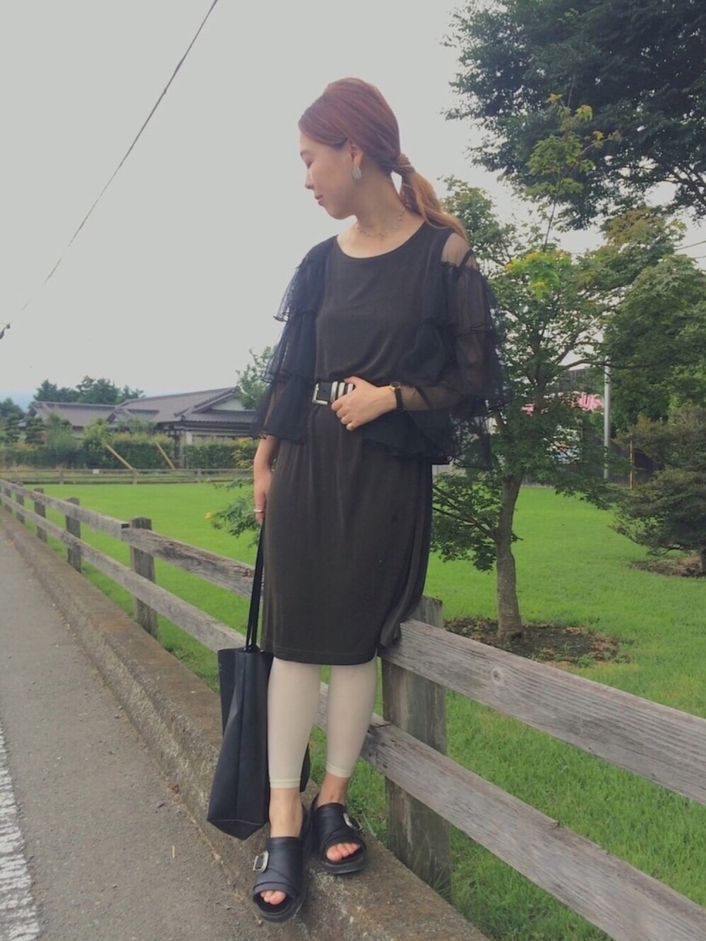 「レギンス、古着MIX、レース、ワンピース、太ベルト、レザーベルト、ウエストマーク、テロテロ、低身長、古着」｜「merry jennyのエアリーフリルカーディガン（シャツ/ブラウス、ブラック系）」を使った、kumiosadaさん（レディース・155cm）の夏コーディネートの1枚目の写真