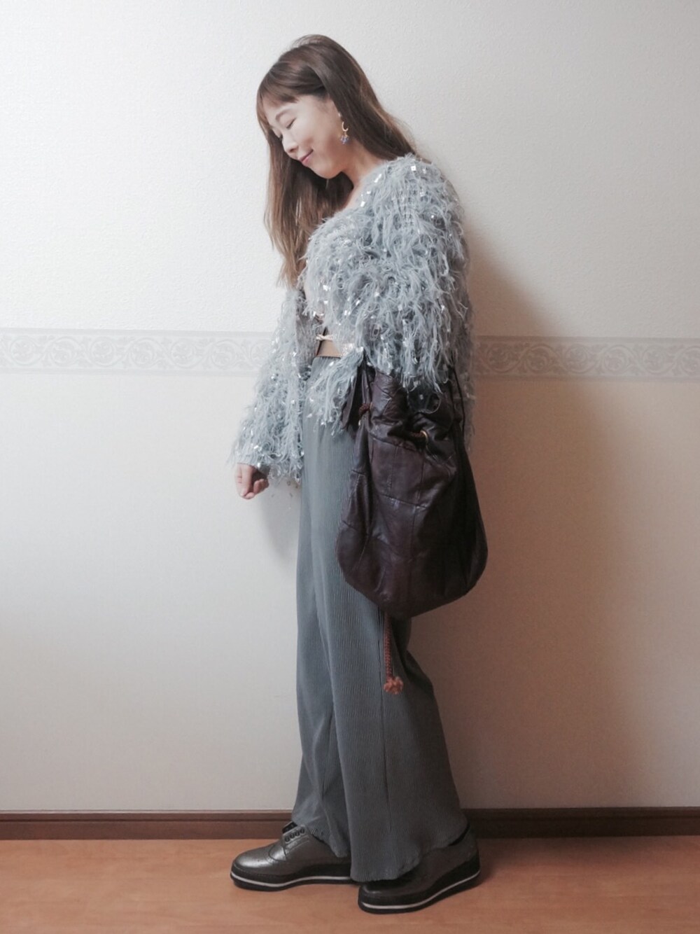 グレー系のカーディガン/ボレロ、ブラウン系のショルダーバッグ、グレー系のその他パンツを着用したレディースの冬コーディネートの1枚目の写真