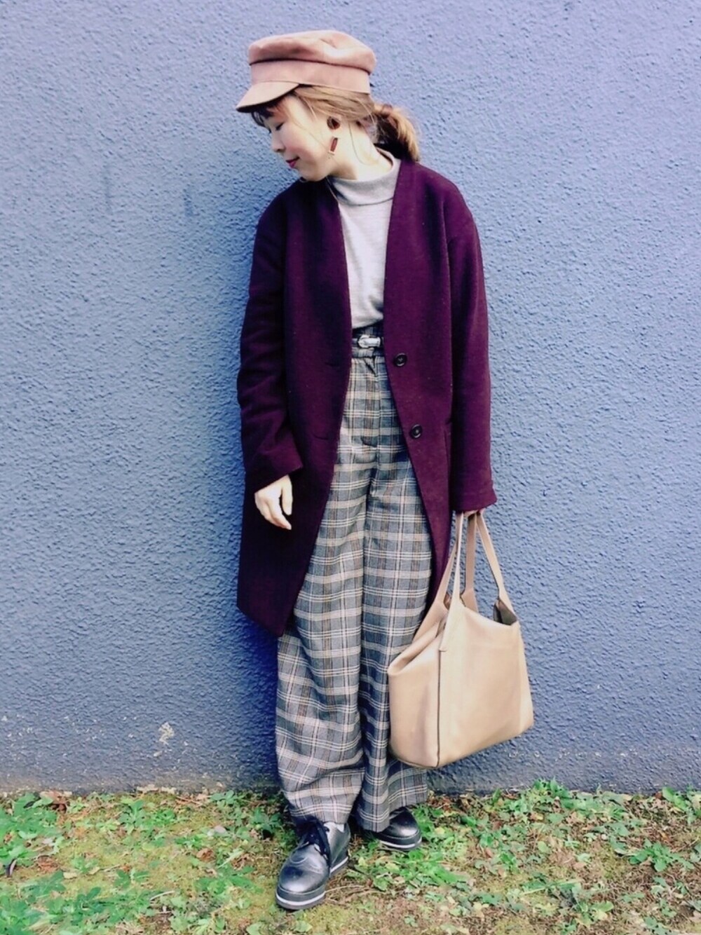 ブラック系のその他パンツ、レッド系のノーカラージャケット、グレー系のニット/セーターを着用したレディースの冬コーディネートの1枚目の写真