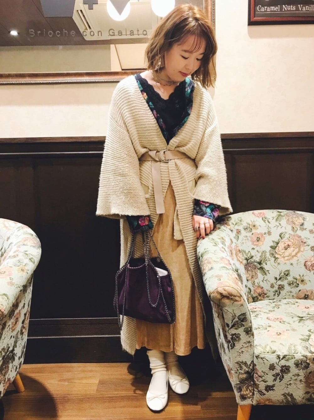 パープル系のシャツ/ブラウス、ホワイト系のその他アウター、ホワイト系のバレエシューズを着用したレディースの冬コーディネートの1枚目の写真