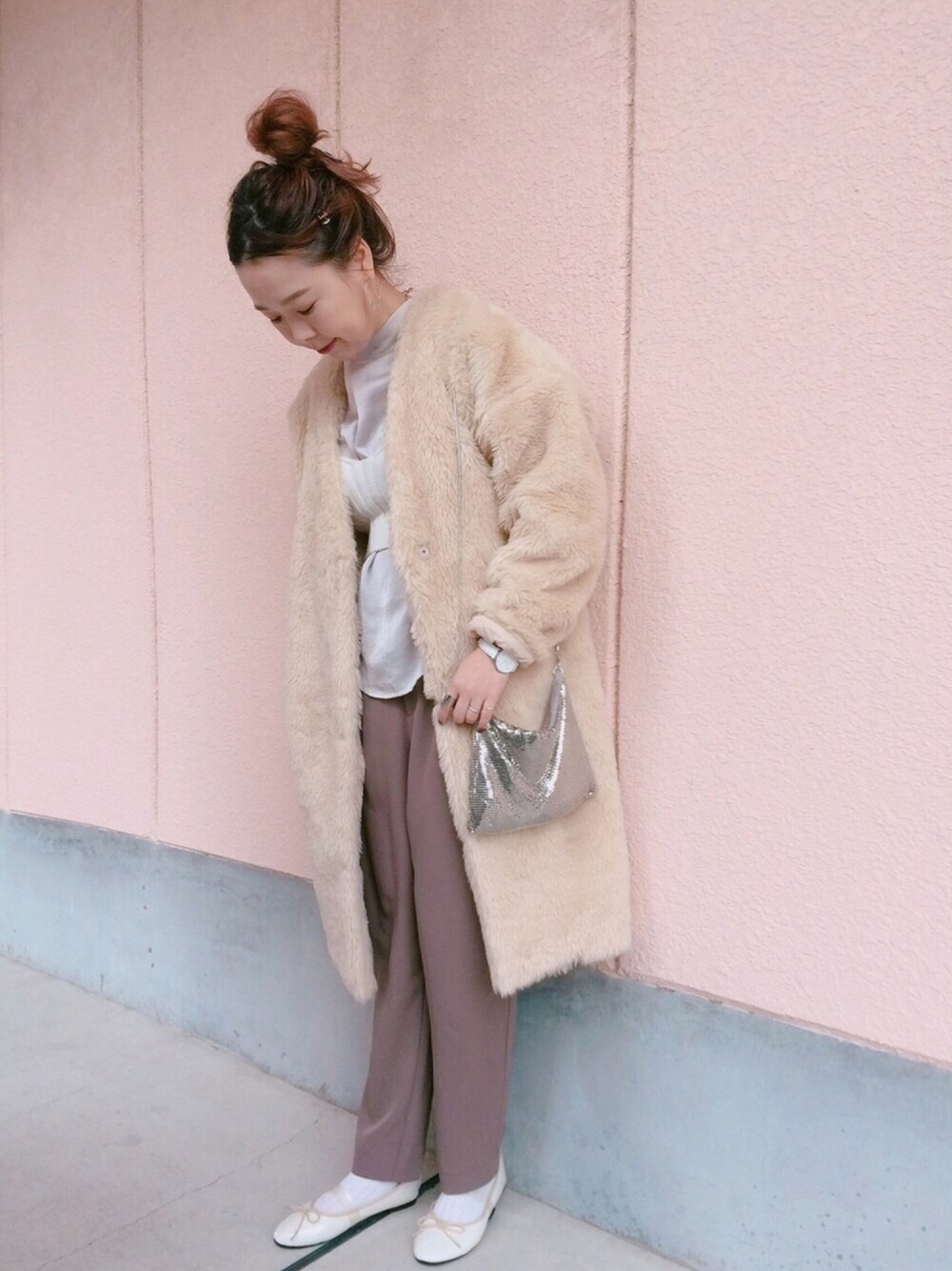 ホワイト系のバレエシューズ、ホワイト系のキャミソール、ベージュ系のその他アウターを着用したレディースの冬コーディネートの1枚目の写真