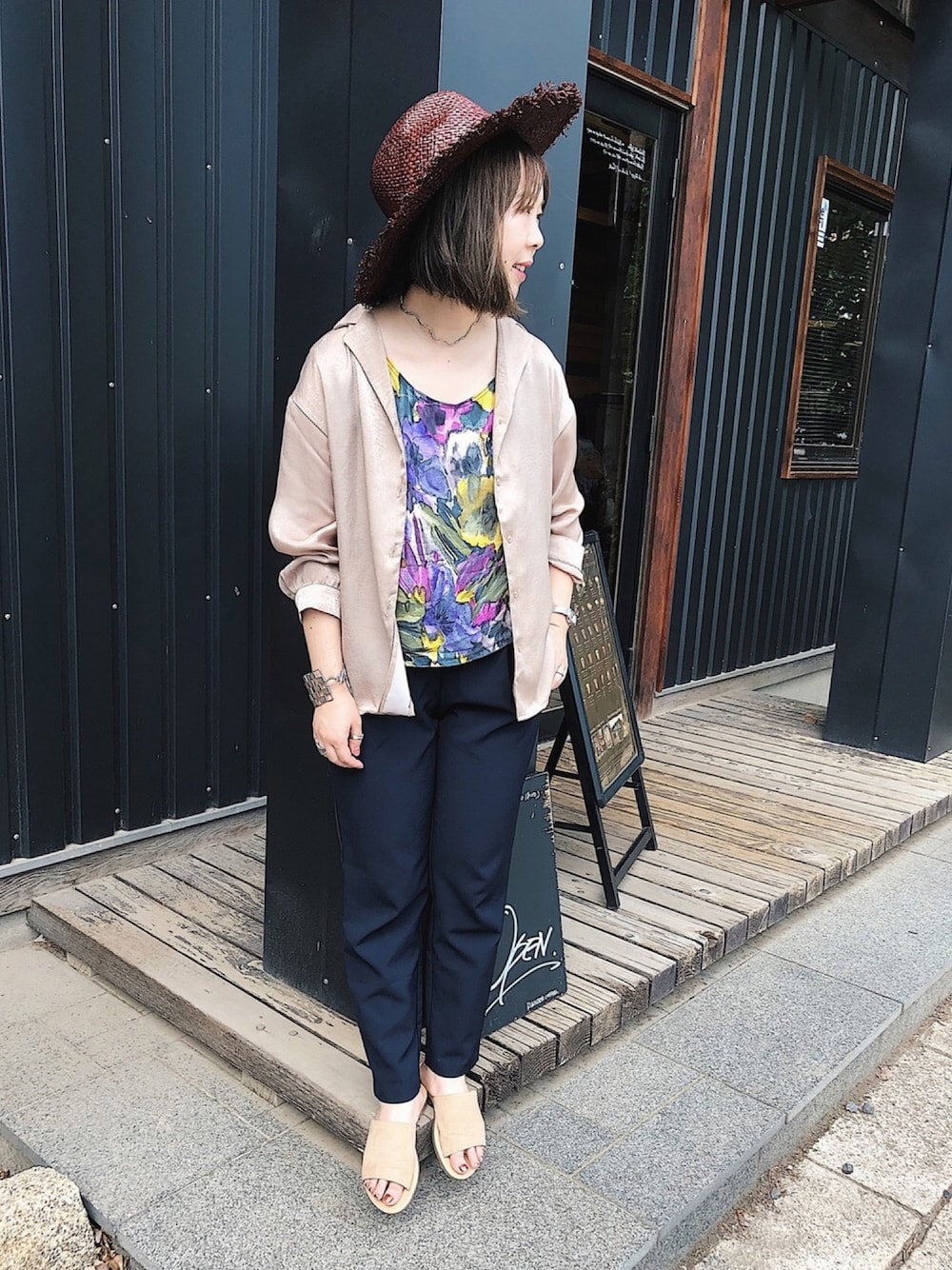 「プチプラ、タックパンツ、テーパードパンツ、古着、GU、スウェード、ベージュ、ストローハット、フリンジ、ラフィアハット」｜「CAPRICIEUX LE'MAGEのラフフリンジHAT（ハット、ブラウン系）」を使った、kumiosadaさん（レディース・155cm）の秋コーディネートの1枚目の写真