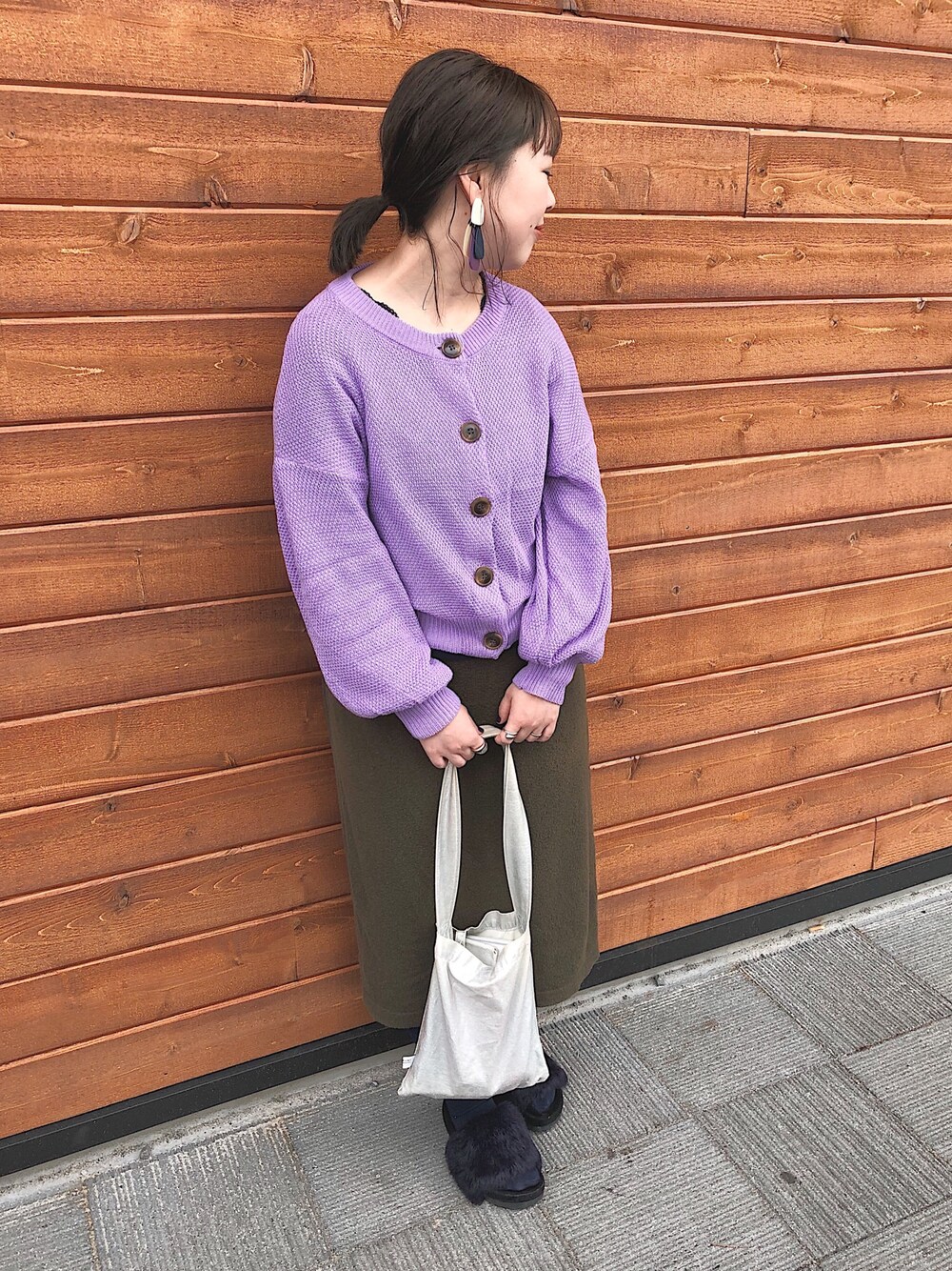 パープル系のカーディガン/ボレロ、シルバー系のトートバッグ、ブルー系のサンダルを着用したレディースの春コーディネートの1枚目の写真