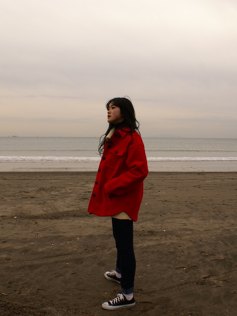 「休日スタイル、ootd、カジュアル、スニーカー、デニム、ニット、おしゃれさんと繋がりたい、高身長女子、プチプラ、激安コーデ」｜「FOREVER 21のアイテム（ジャケット/アウター、レッド系）」を使った、ハンナさん（レディース・170cm）の冬コーディネートの1枚目の写真