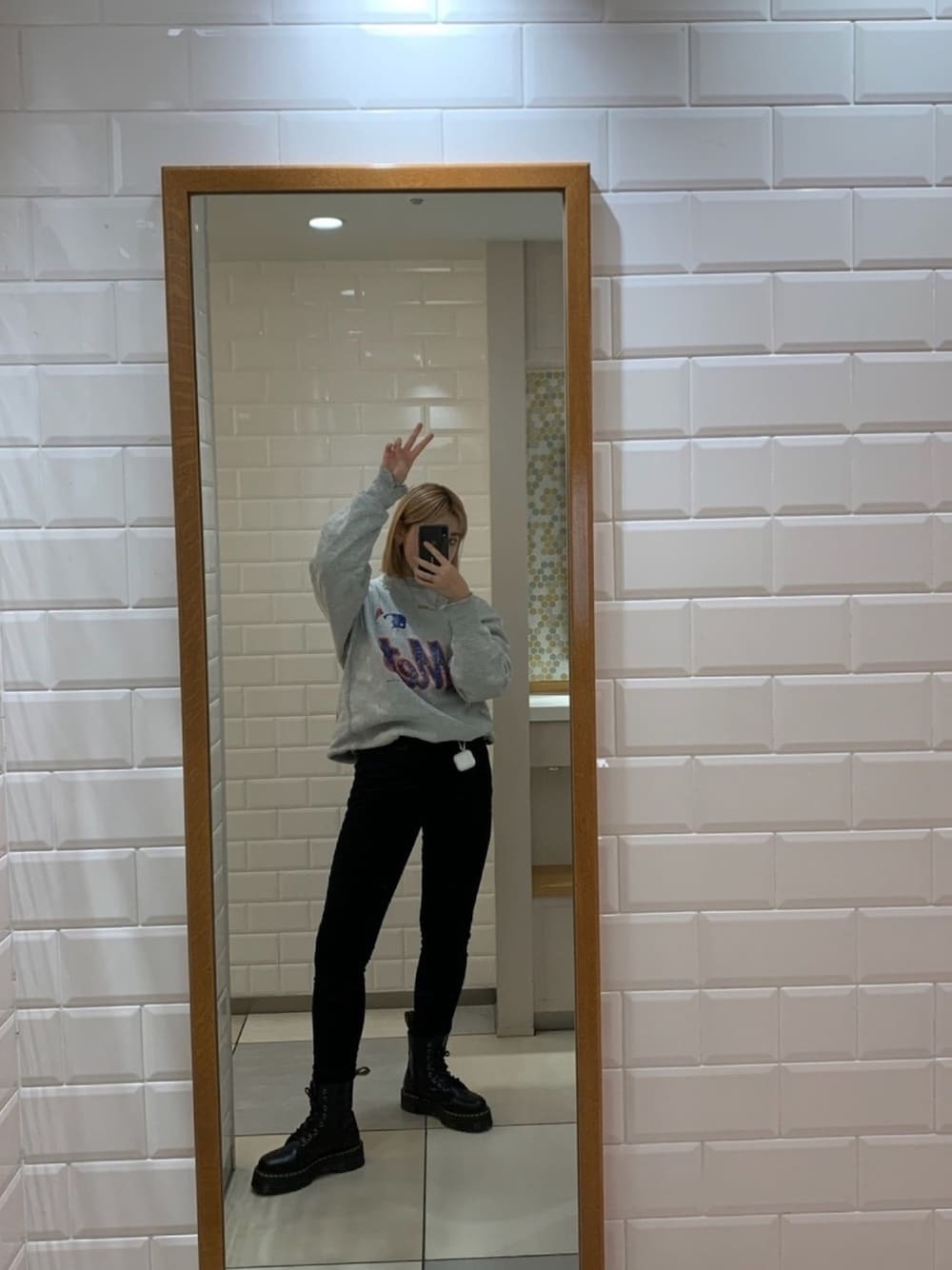 「秋服、オトナカジュアル、秋のコーデ、おしゃれさんと繋がりたい、いいね、save、フォローお願いします🤑、outfit、古着、トレーナー、高身長女子、やっぱりストリートが好き」｜「Championのアイテム（スウェット、グレー系）」を使った、ハンナさん（レディース・170cm）の秋コーディネートの1枚目の写真