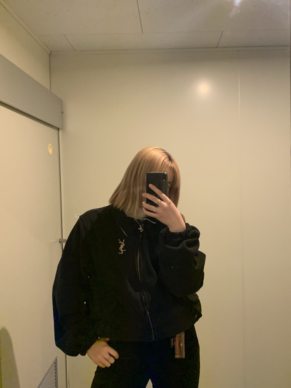 「冬、プチプラ、ootd、冬のコーデ、シンプル、韓国ファッション、オールブラック、フリース、高身長女子、古着」｜「Yves Saint Laurentのアイテム（ジャケット/アウター、ブラック系）」を使った、ハンナさん（レディース・170cm）の冬コーディネートの1枚目の写真