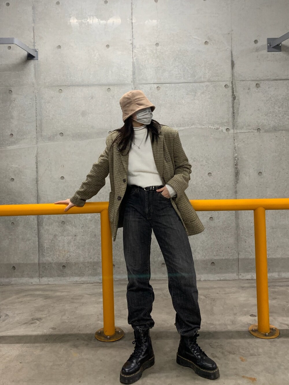 「休日スタイル、お洒落さんとつながりたい、韓国ファッション、古着、いいね、save、フォローお願いします🤑、プチプラ、年末WEAR感謝祭、カジュアルコーデ、ストリート、コート」｜「GRLのアイテム（トップス、ホワイト系）」を使った、ハンナさん（レディース・170cm）の冬コーディネートの1枚目の写真