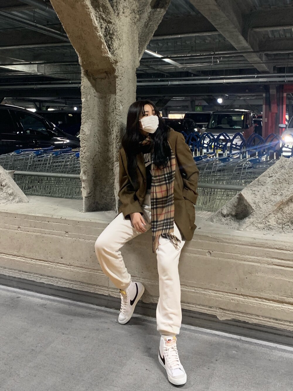 「シンプル、韓国ファッション、高身長女子、ストリート、いいね、save、フォローお願いします🤑、古着、パンツスタイル、スニーカー、ootd、スウェット」｜「NIKEのアイテム（Tシャツ/カットソー、ブラック系）」を使った、ハンナさん（レディース・170cm）の冬コーディネートの1枚目の写真