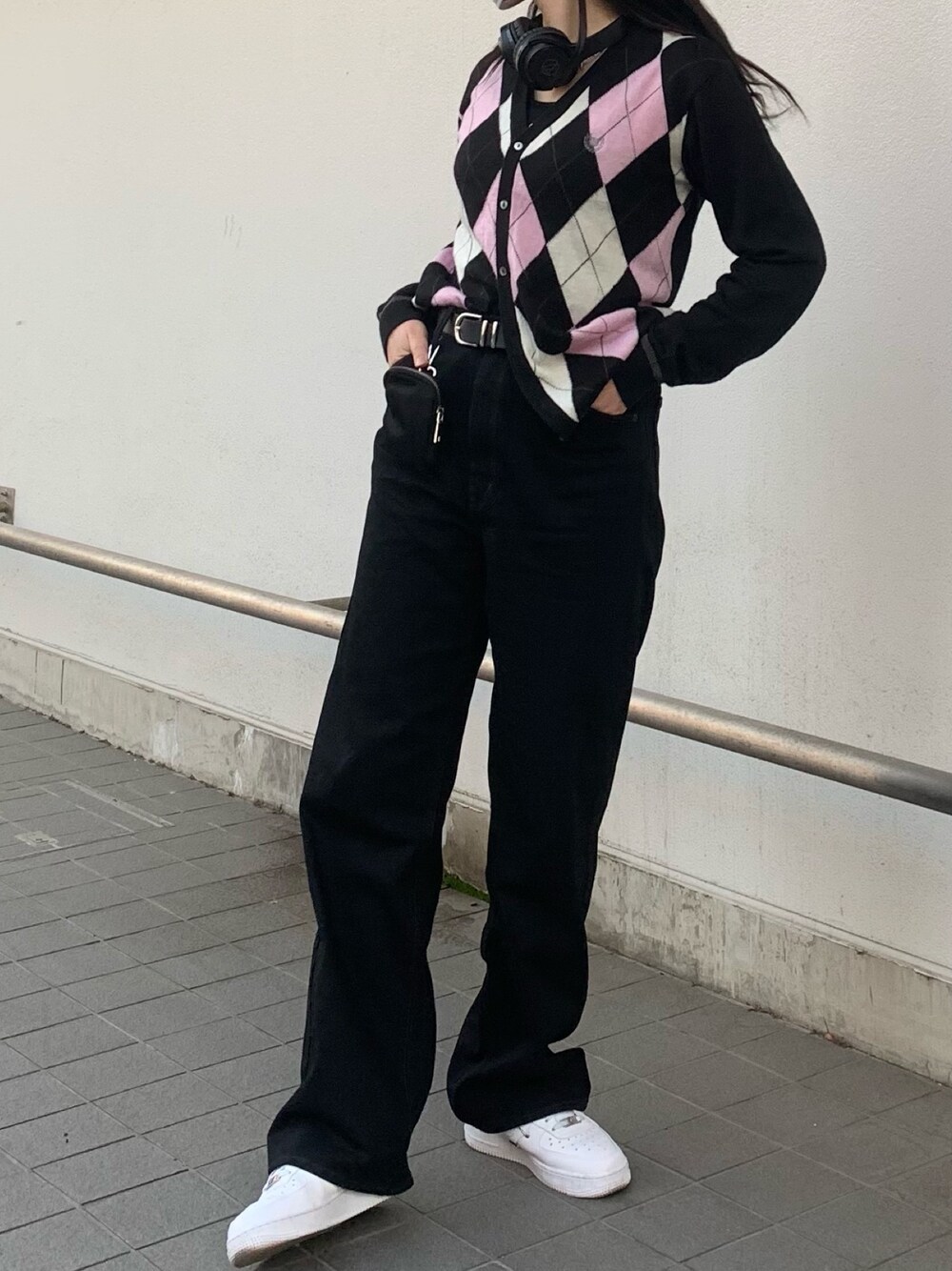 「シンプル、韓国ファッション、高身長女子、古着屋、いいね、save、フォローお願いします🤑、ストリート、オーバーサイズ、スニーカー、はるコーデ、モノトーンコーデ」｜「古着屋のアイテム（カーディガン/ボレロ、ブラック系）」を使った、ハンナさん（レディース・170cm）の冬コーディネートの1枚目の写真