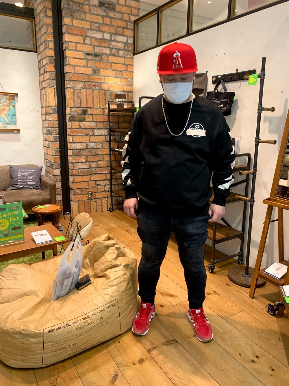 「秋服、ストリート、ラフ、ストリートファッション」｜「off whiteのアイテム（トップス、ブラック系）」を使った、ゆきかずさん（メンズ・170cm）の秋コーディネートの1枚目の写真