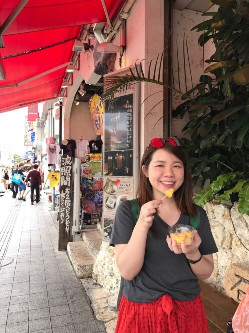 「summer、niko and ...、CASIO、Sunglasses、travel、pineapple、holiday」｜「CASIOのアイテム（アナログ腕時計、ブラック系）」を使った、Nickie Riverさん（レディース・151cm）の夏コーディネートの1枚目の写真