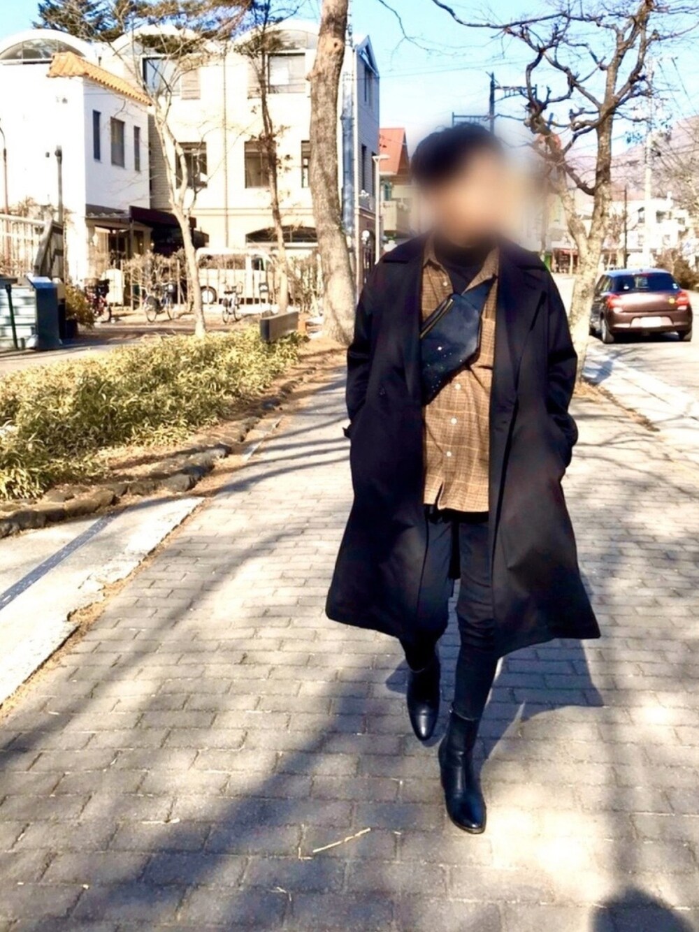 「冬、黒、ロングコート、ヒールブーツ、ユニクロ、GU、ボディバッグ、黒スキニー」｜「GUのアイテム（シャツ/ブラウス、ブラウン系）」を使った、fukaさん（メンズ・167cm）の冬コーディネートの1枚目の写真