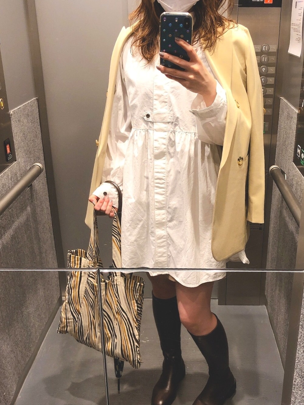 「シャツワンピ、ブーツ、雨でもコーデ、TODAYFUL、FREAK’Ｓ STORE、nano・universe」｜「NANO universeの抗菌加工ピークドラペルジャケット（テーラードジャケット、ベージュ系）」を使った、ℍ𝕨さん（レディース・156cm）の春コーディネートの1枚目の写真