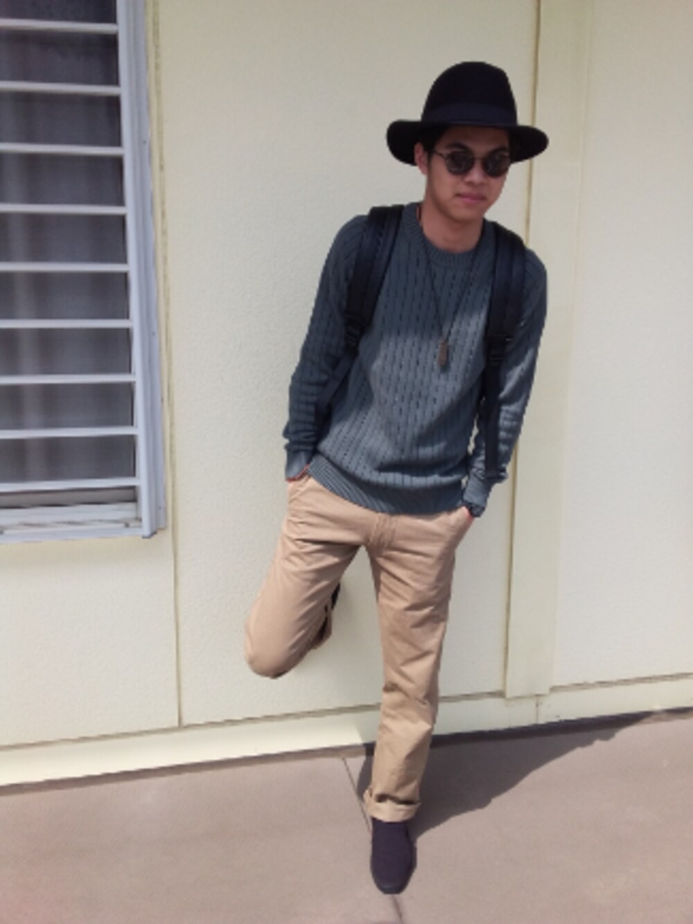「ootd、はるコーデ、シンプル、UNIQLO U、TIMEX、カーキ×ベージュ」｜「UNIQLO and LEMAIREのスリッポン（スニーカー、ブラック系）」を使った、yukito saitoさん（メンズ・165cm）の春コーディネートの1枚目の写真