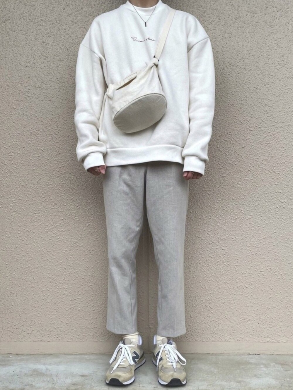 「冬、シンプルコーデ、スウェット、ベージュ、ベージュコーデ、細身、オーバーサイズ、SENSE OF PLACE by URBAN RESEAR、GU、beauty&habit」｜「SENSE OF PLACE by URBAN RESEARCHのシシュウヘビーウエイトスウェットシャツ（スウェット、ホワイト系）」を使った、oryuryusanさん（メンズ・170cm）の冬コーディネートの1枚目の写真