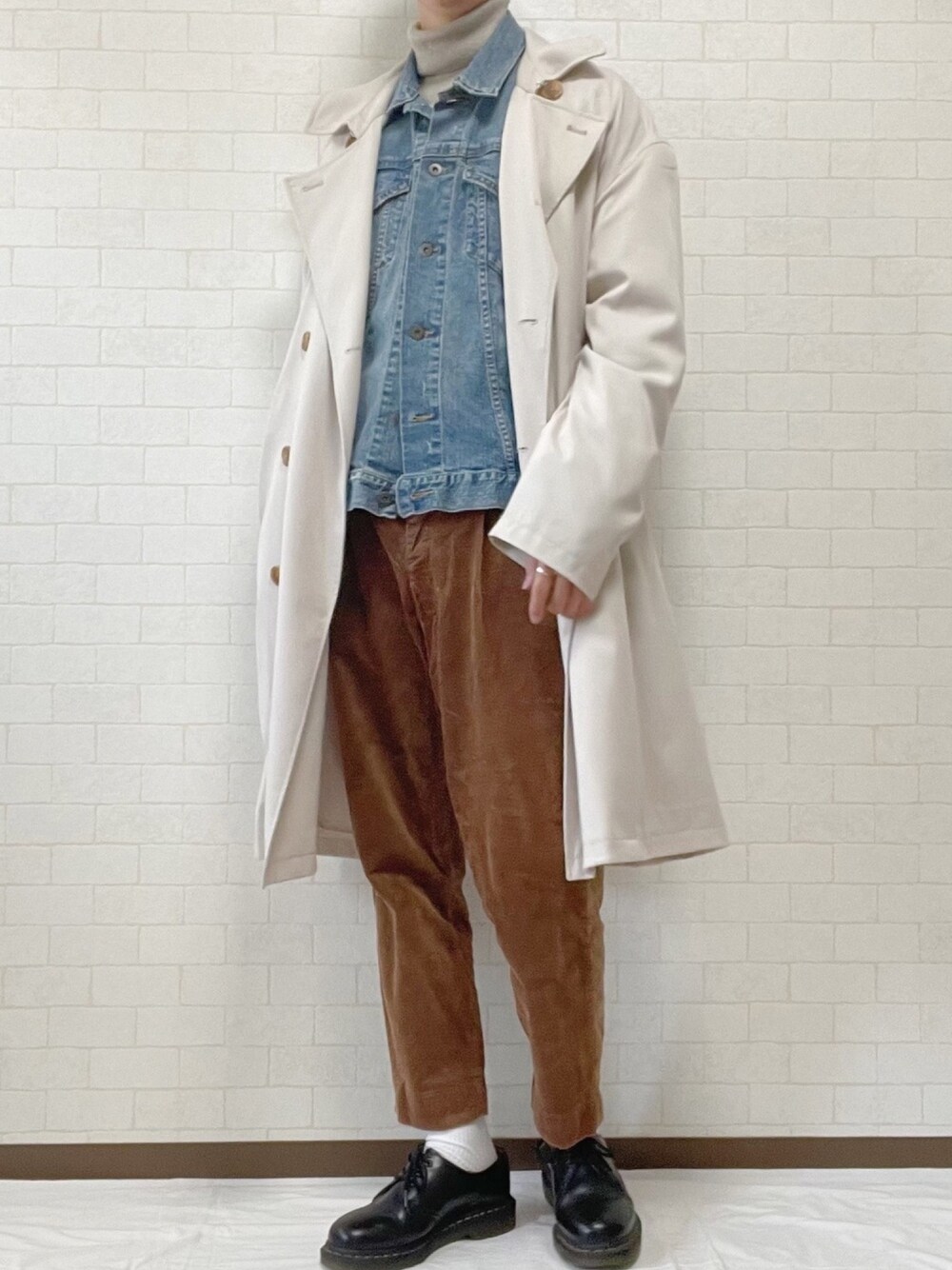 「今日のコーデ、アウターONアウター、細身、170cm、トレンチコート、デニムジャケット、タートルネックニット、コーデュロイ」｜「SENSE OF PLACE by URBAN RESEARCHのライナーツキトレンチコート（トレンチコート、ベージュ系）」を使った、oryuryusanさん（メンズ・170cm）の春コーディネートの1枚目の写真