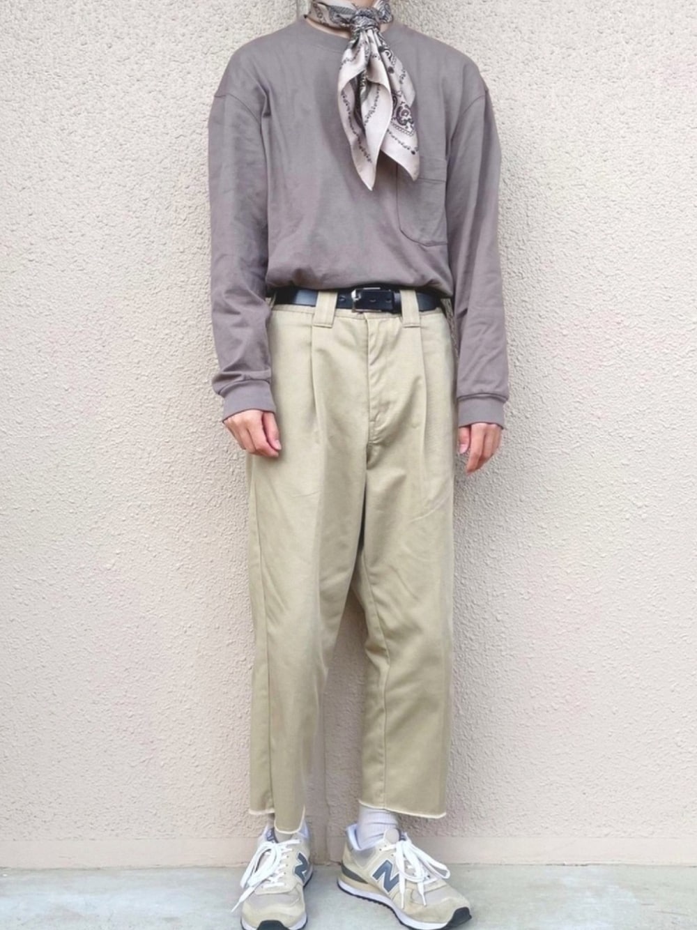 グリーン系のトップス、ベージュ系のその他パンツ、ベージュ系のスニーカーを着用したメンズの春コーディネートの1枚目の写真
