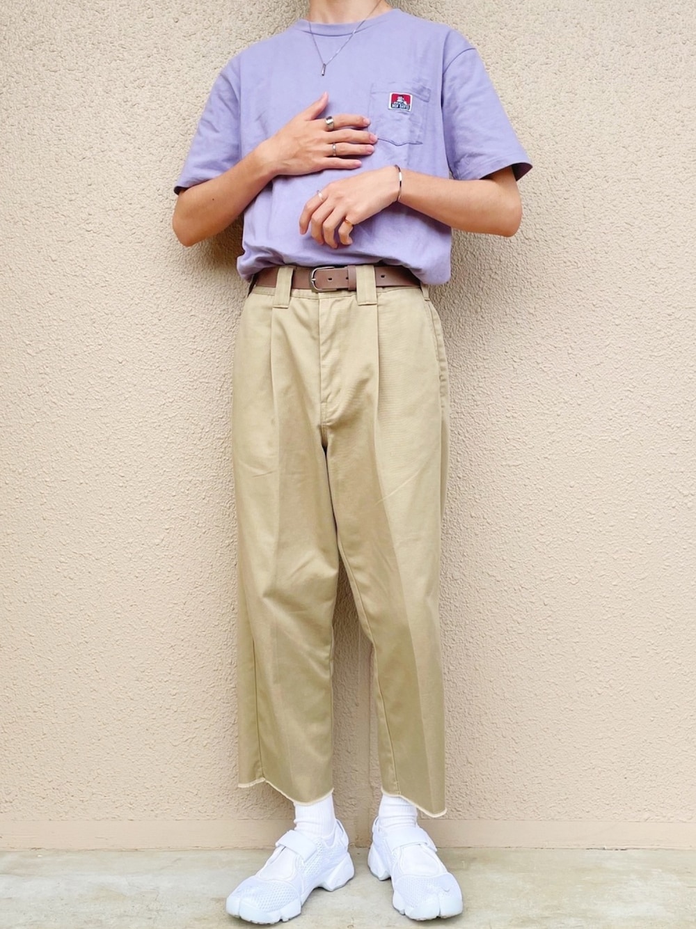 パープル系のTシャツ/カットソー、ベージュ系のその他パンツ、ホワイト系のスニーカーを着用したメンズの春コーディネートの1枚目の写真