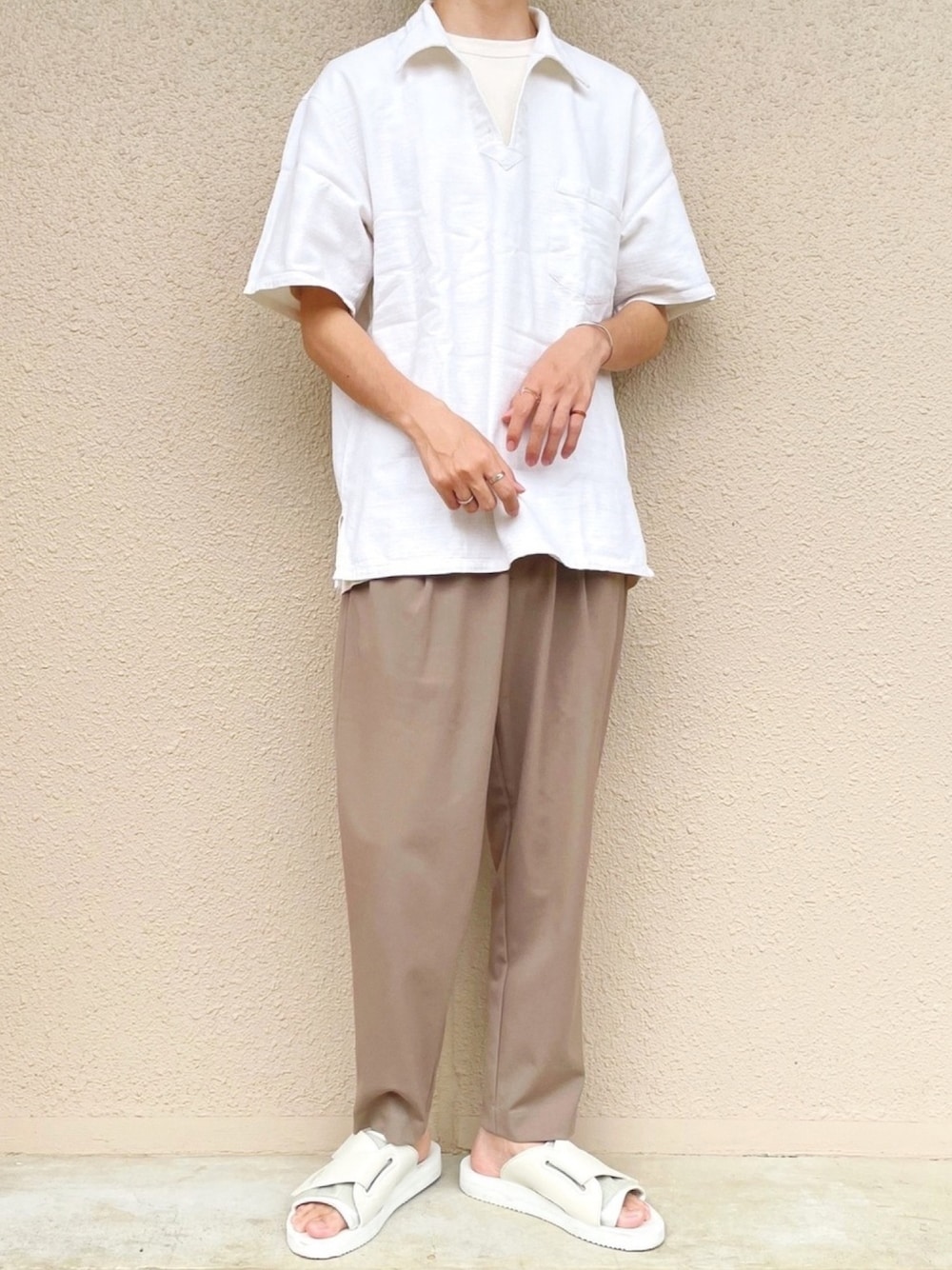 「今日のコーデ、夏コーデ、カジュアルコーデ、シンプルコーデ、淡色コーデ、細身、170cm、スラックス、サンダル」｜「UNIQLOのUNIQLO U クルーネックT BEIGE Lサイズ ¥1,100（Tシャツ/カットソー、ベージュ系）」を使った、oryuryusanさん（メンズ・170cm）の夏コーディネートの1枚目の写真