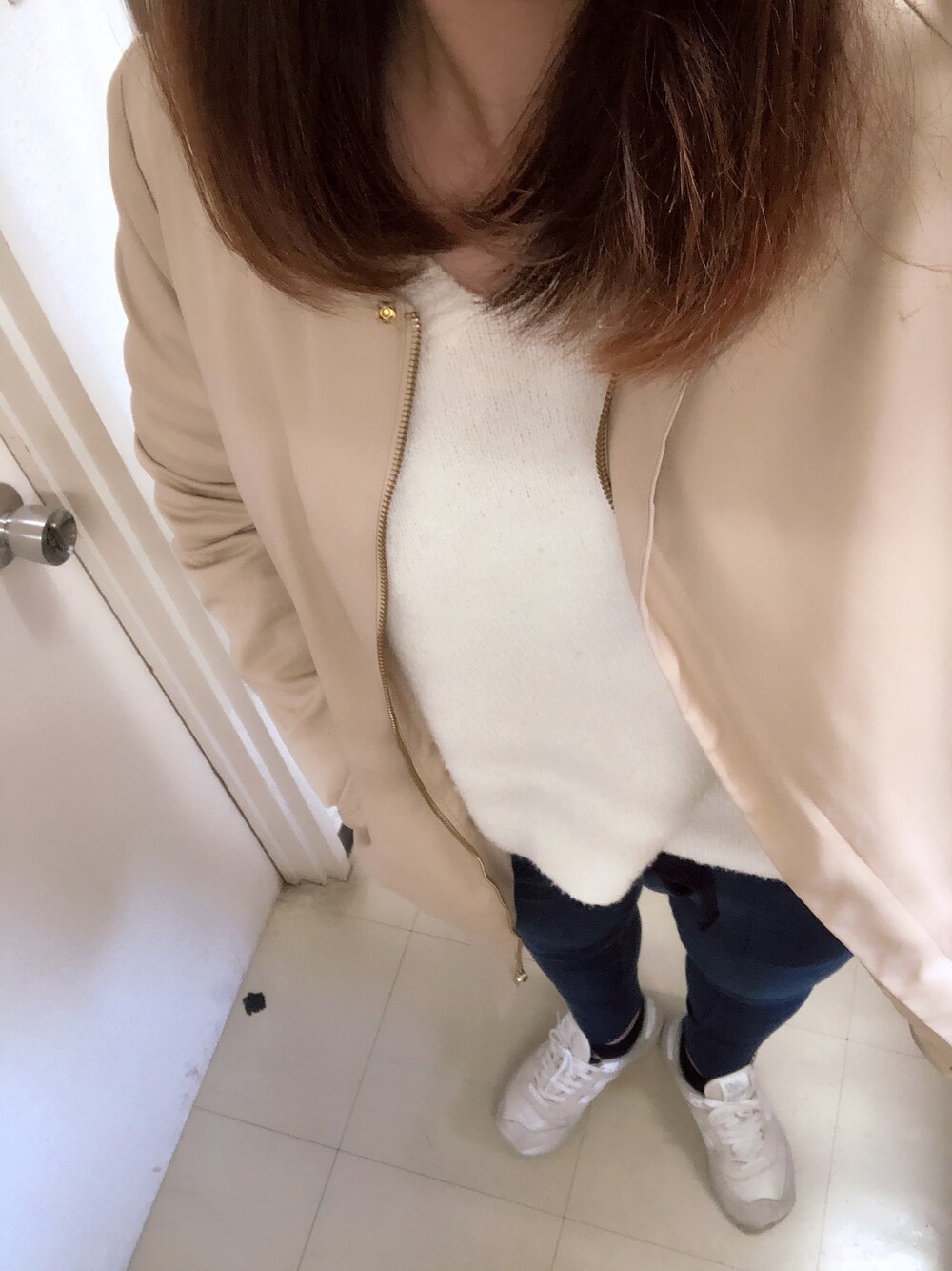 「カジュアル、シンプルコーデ、おしゃれさんと繋がりたい、プチプラ、スニーカーコーデ、通勤コーデ、ネイビー」｜「AS KNOW AS plusのアイテム（ニット/セーター、ホワイト系）」を使った、macoさん（レディース・164cm）の春コーディネートの1枚目の写真