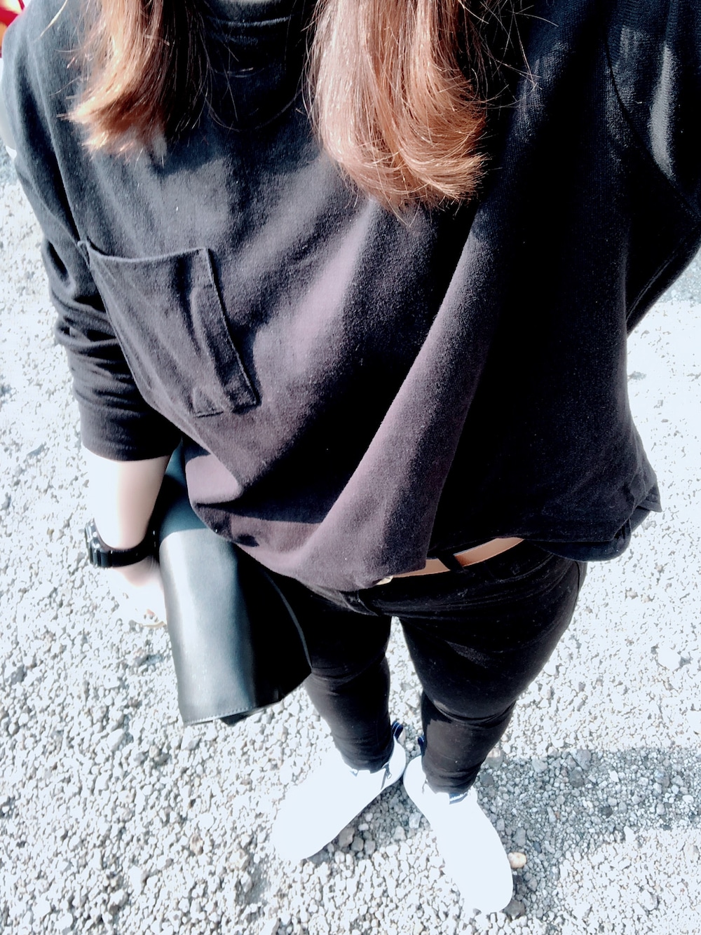 「プチプラコーデ、スニーカー、パンツスタイル、休日スタイル、おしゃれさんと繋がりたい、モノトーンコーデ」｜「RETRO GIRLのアイテム（Tシャツ/カットソー、ブラック系）」を使った、macoさん（レディース・164cm）の春コーディネートの1枚目の写真