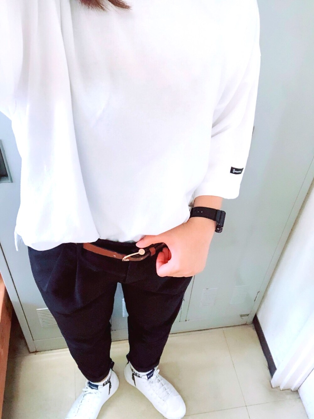 「シンプル、ゆるコーデ、おしゃれさんと繋がりたい、パンツスタイル、スニーカー、デカT、通勤コーデ」｜「kiss markのアイテム（Tシャツ/カットソー、ホワイト系）」を使った、macoさん（レディース・164cm）の夏コーディネートの1枚目の写真