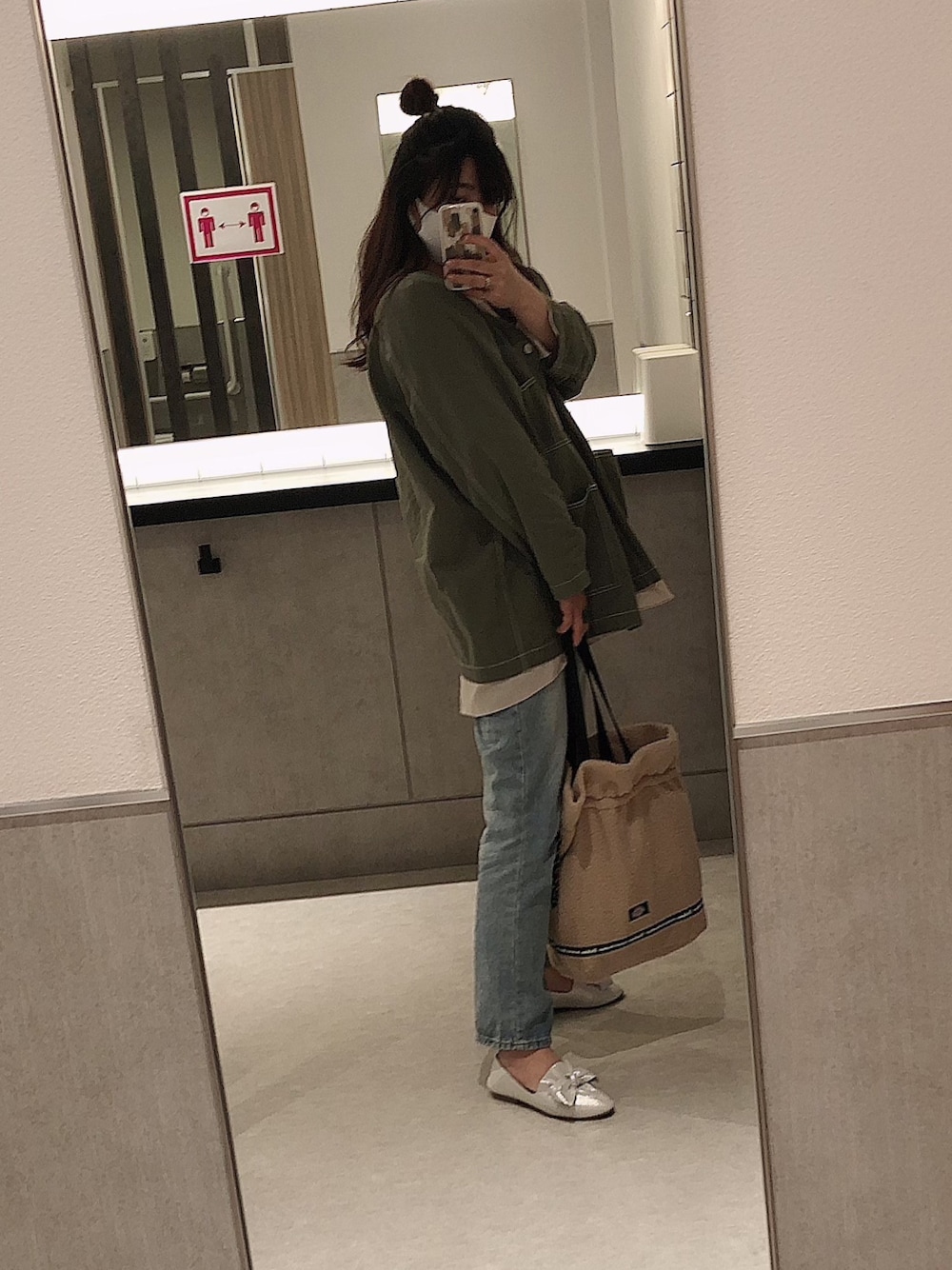 「シンプルコーデ、秋コーデ、カーキ、デニムパンツ、おだんごヘアー、シルバーシューズ」｜「Availのアイテム（Tシャツ/カットソー、ベージュ系）」を使った、macoさん（レディース・164cm）の秋コーディネートの1枚目の写真