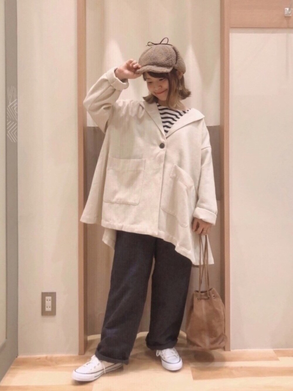 ホワイト系のスニーカー、イエロー系のショルダーバッグ、ホワイト系のTシャツ/カットソーを着用したレディースの秋コーディネートの1枚目の写真