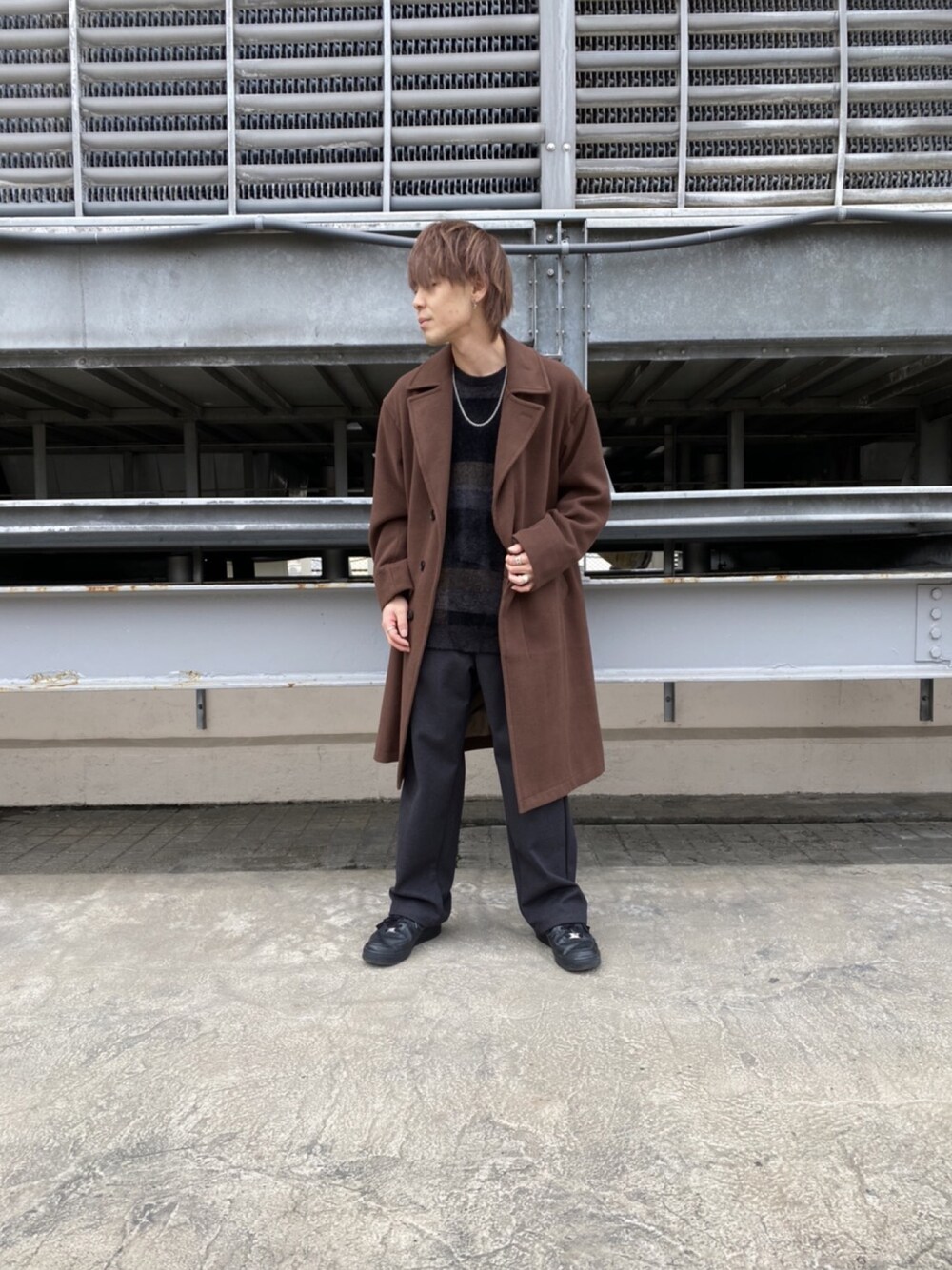 「JUNREDのアイテム（チェスターコート、ブラウン系）」を使った、ササキさん（メンズ・171cm）の冬コーディネートの1枚目の写真