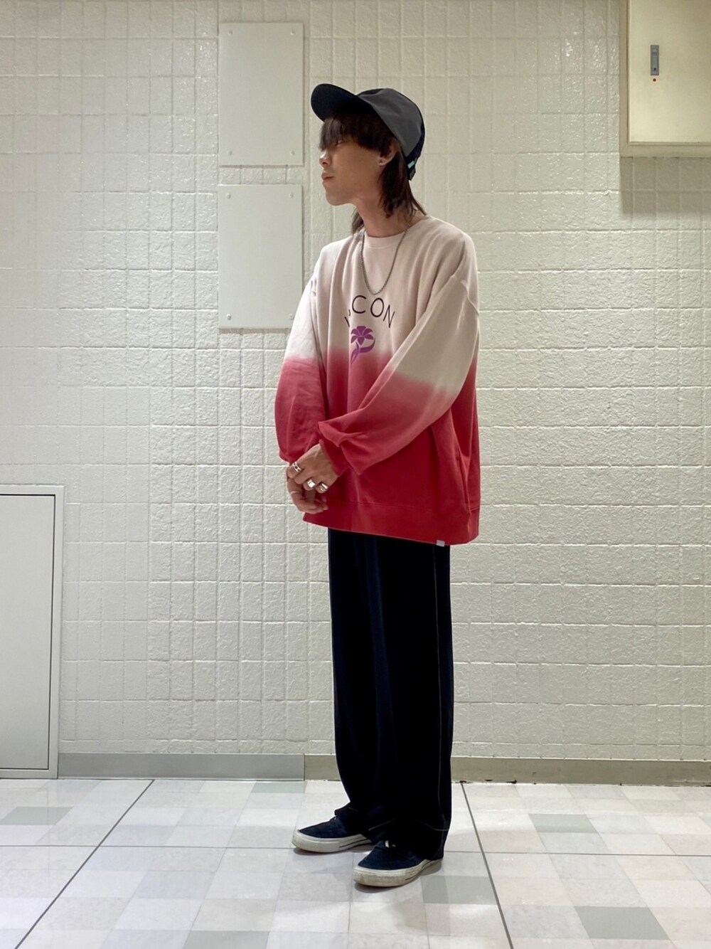 「オーバーサイズ、スウェット、赤、iCON.、Junred、ビックシルエット、秋のコーデ、韓国ファッション、ワイドパンツ、カップル」｜「JUNREDの【it iCON】グラデーションスウェット（スウェット、レッド系）」を使った、ササキさん（メンズ・171cm）の秋コーディネートの1枚目の写真